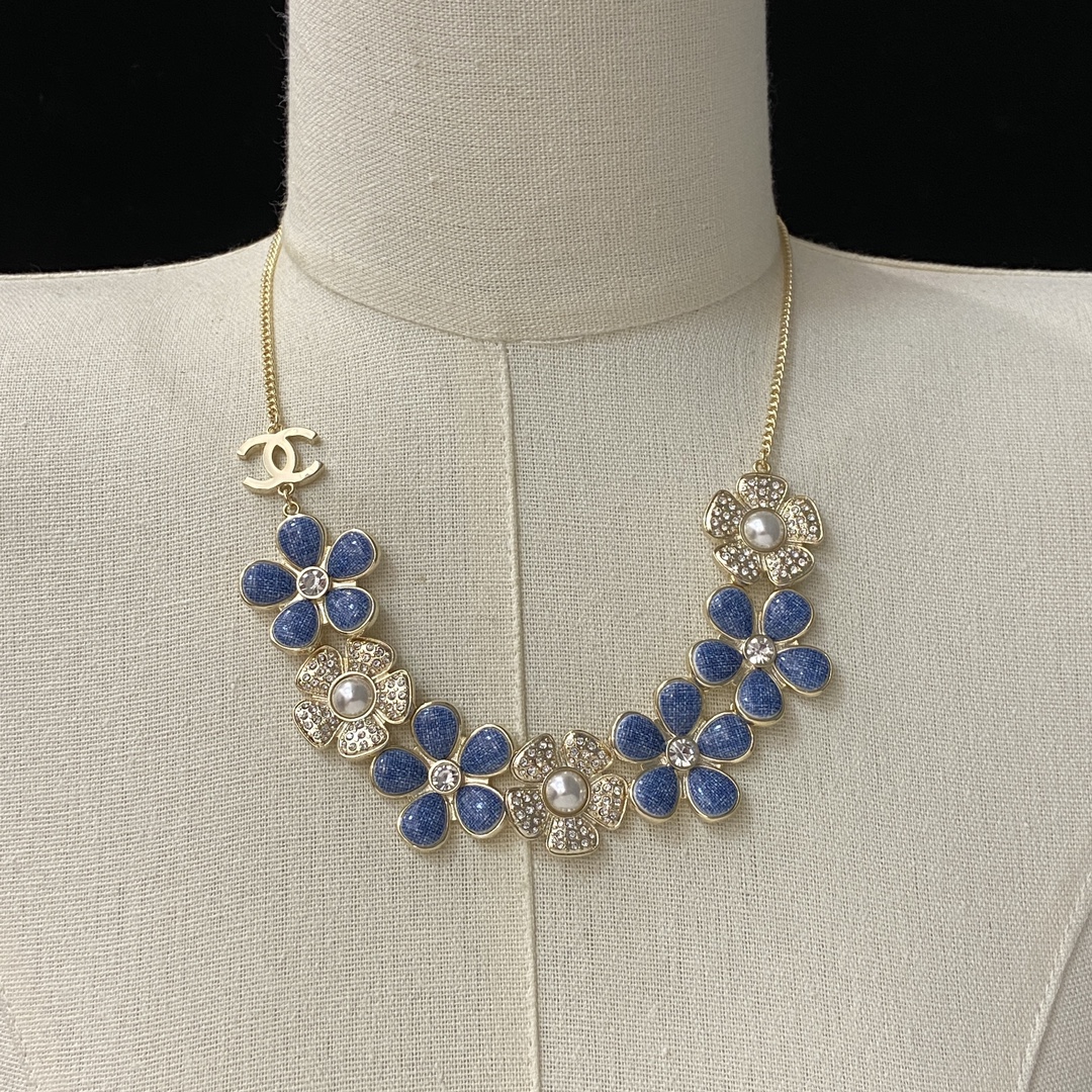 TOP CHANEL Long Necklace - Gold