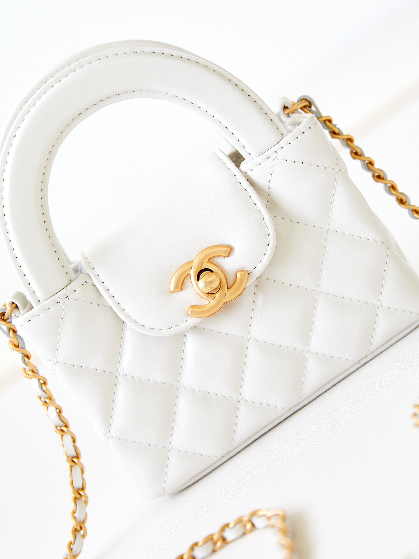 TOP CHANEL 23K Mini Handle Bag 8.3x12.5x4 cm - GHW - White