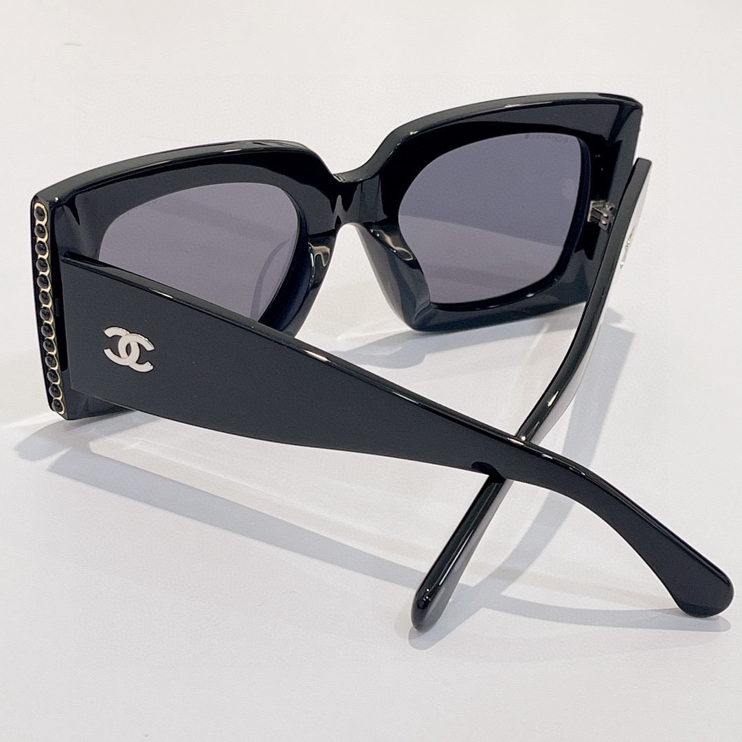 TOP CHANEL Sunglasses - Black
