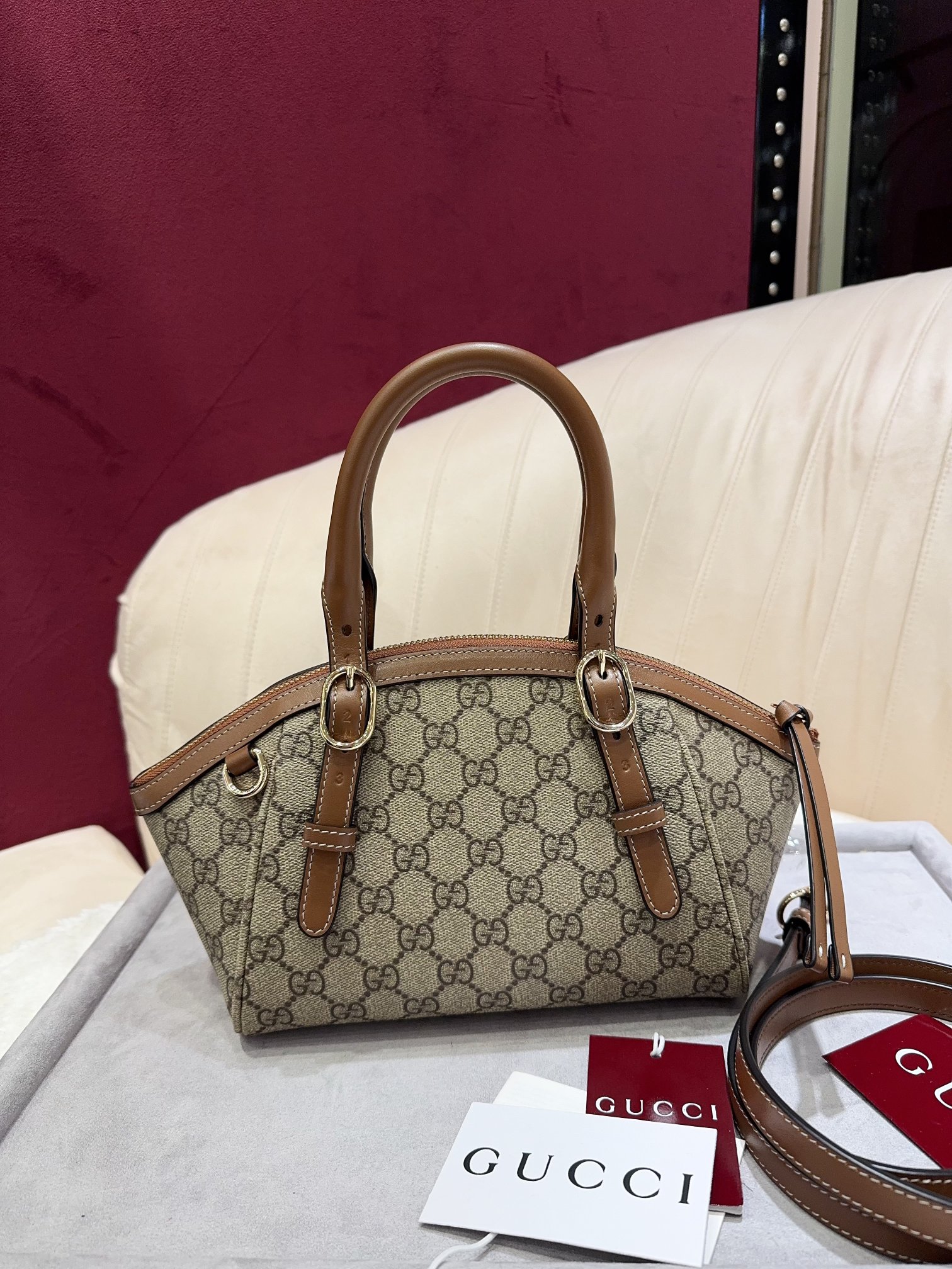 TOP GUCCI GG Emblem Handbag  21 x 17 x 12 cm - Brown