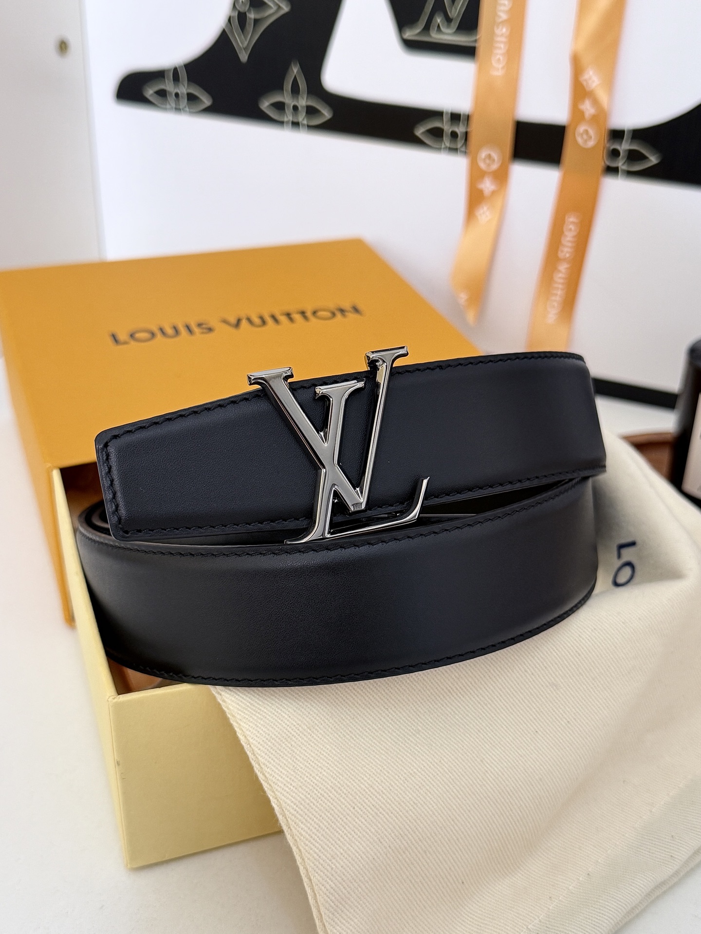 Louis Vuitton Unisex Smooth Leather Belt, LV Logo Metal Buckle, Classic Solid Black Waist Belt for Men & Women