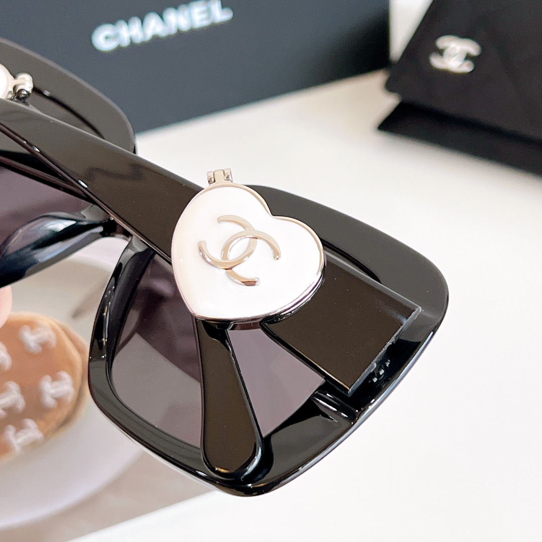 TOP CHANEL Sunglasses - Black