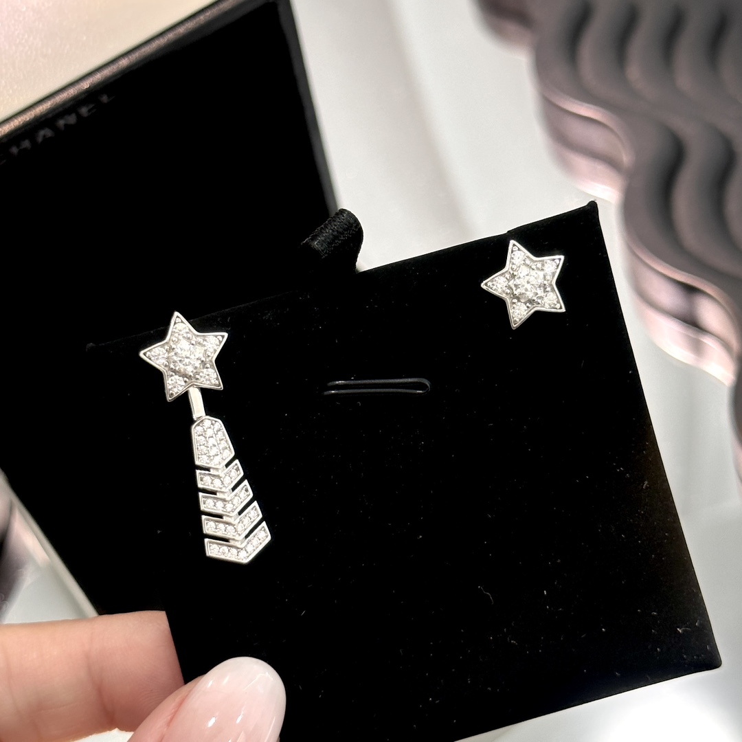 TOP CHANEL Comet Pendant Earrings