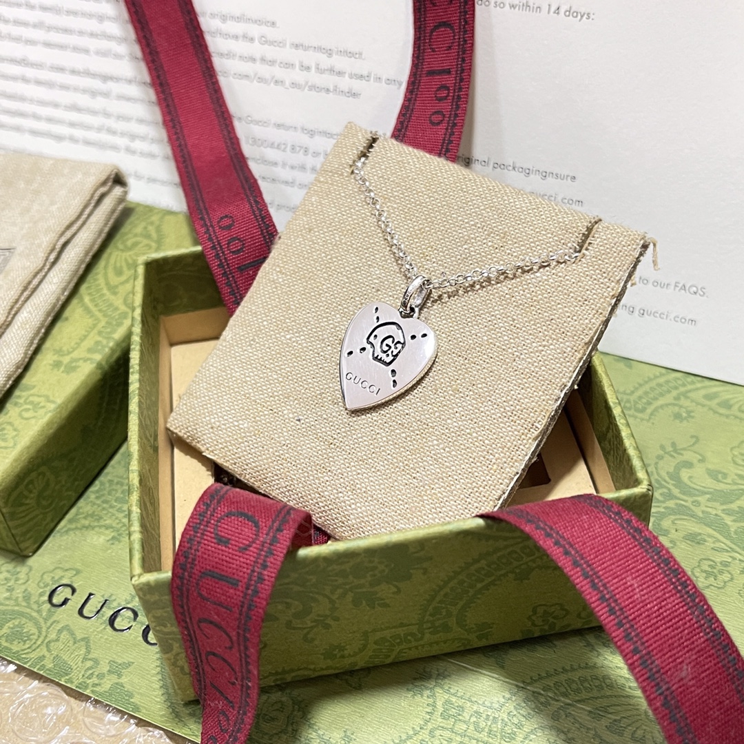 TOP GUCCI Skull Heart Necklace - Silver