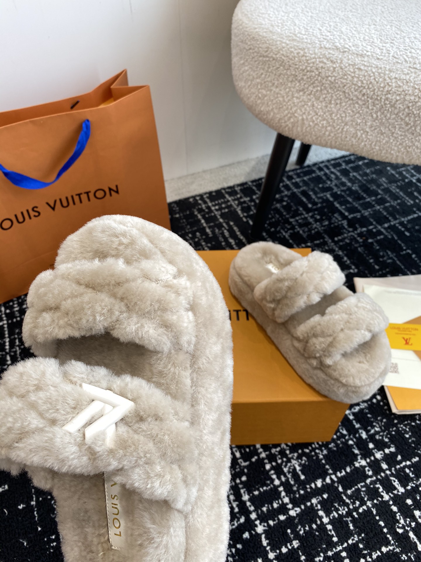 TOP Louis Vuitton LV Thick-soled Wool Slippers with 2 Straps - 3 Color