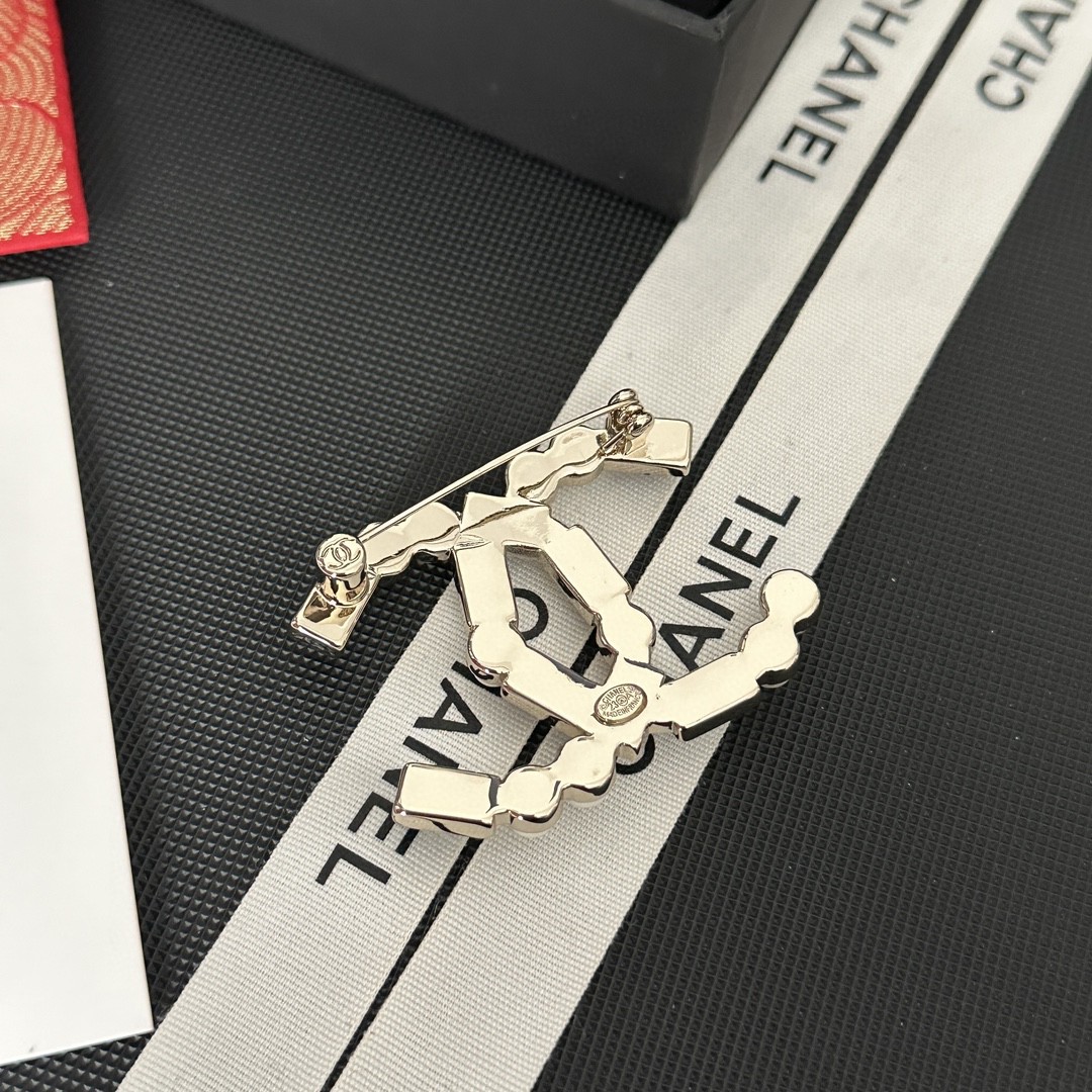 TOP CHANEL Pearl Brooch