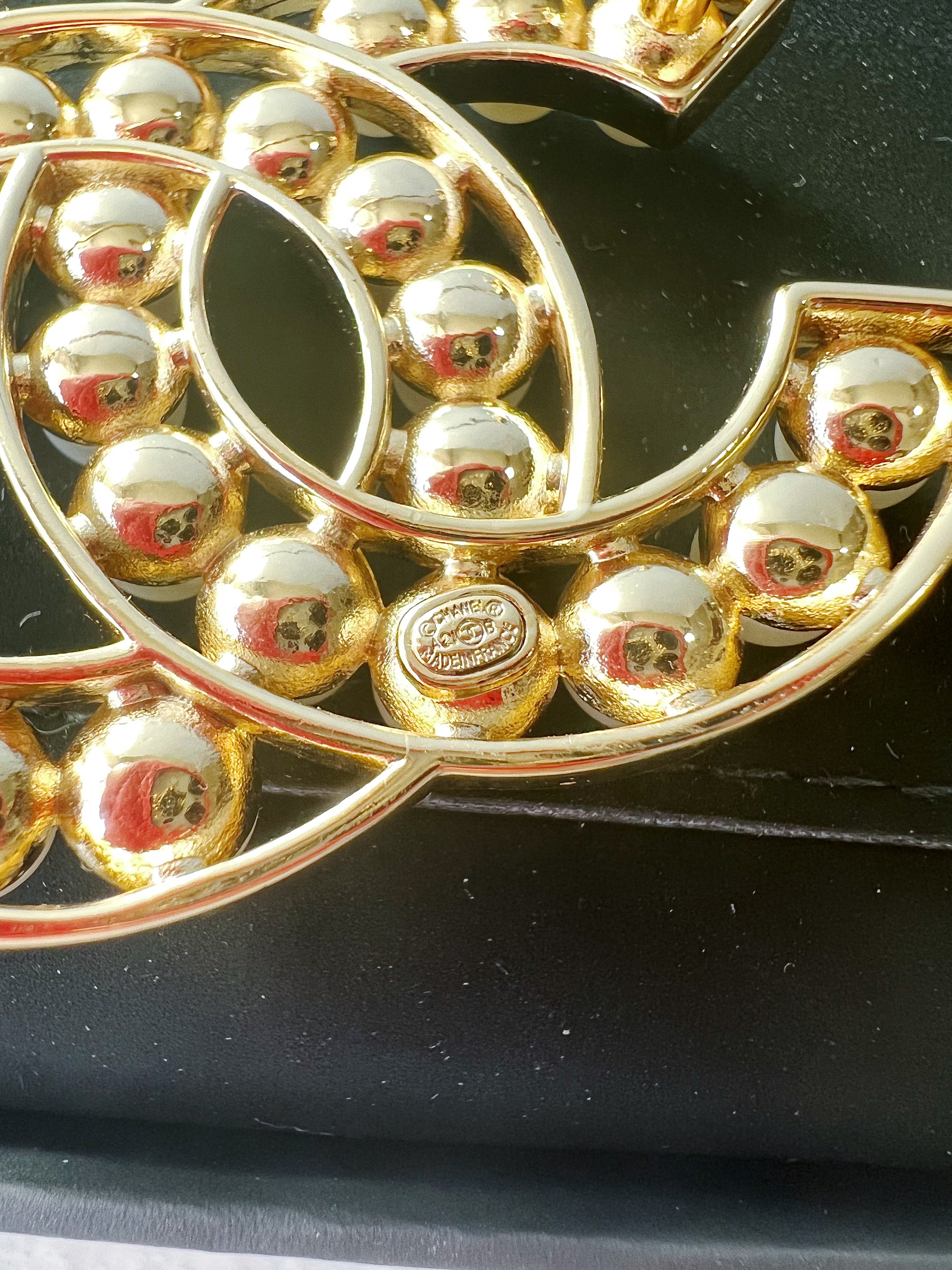 TOP CHANEL Gold Pearl Brooch