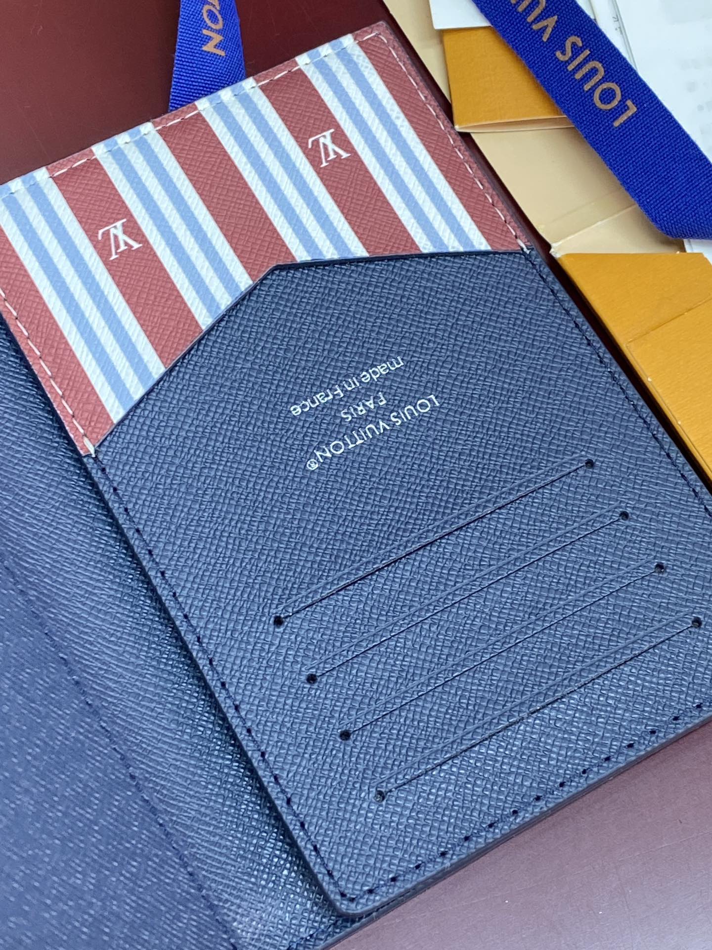 TOP Louis Vuitton LV Passport Holder in Monogram Heritage Coated Canvas / Calfskin 14x2.5x10cm - Blue