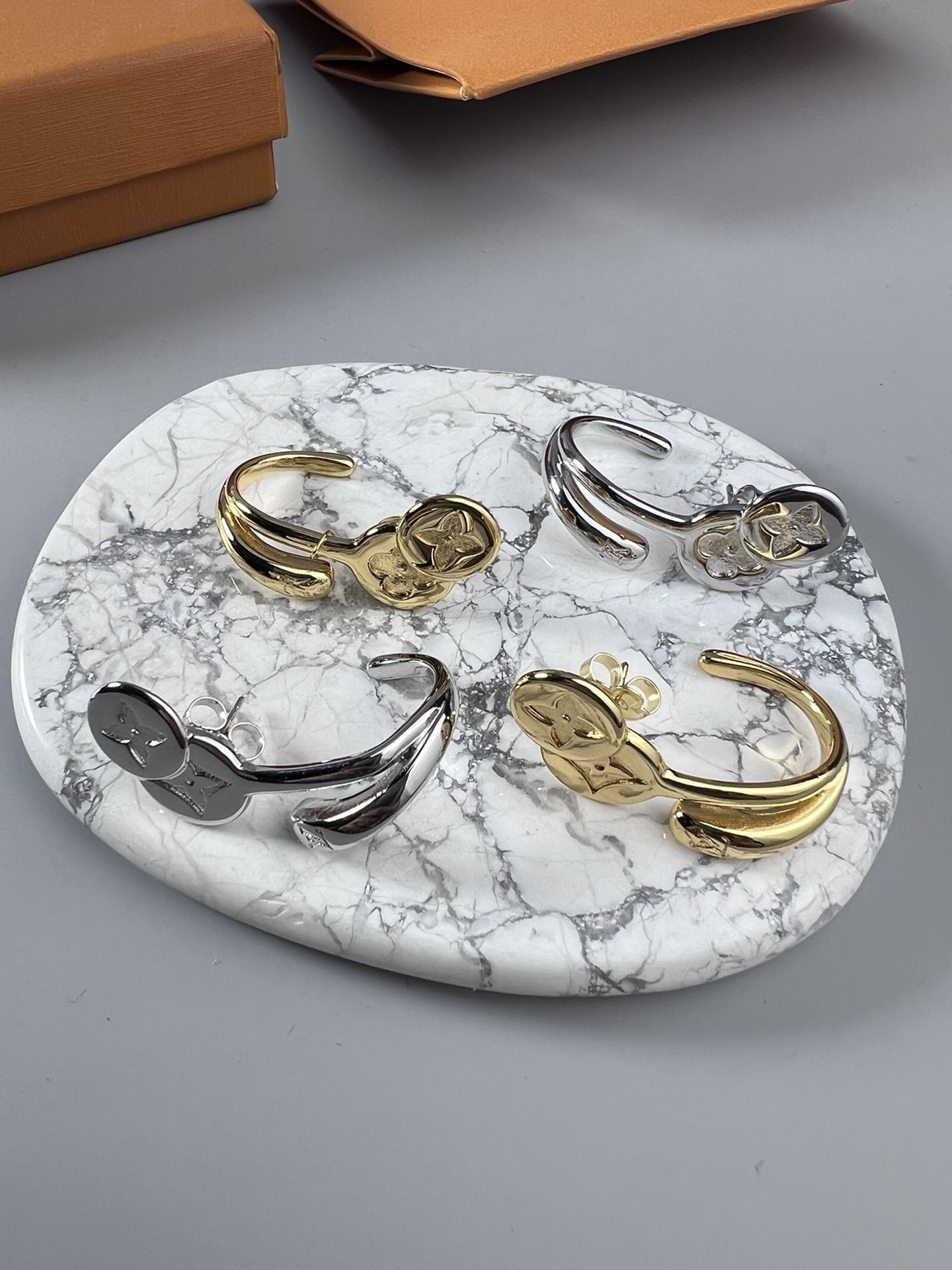 TOP Louis Vuitton LV Earrings - 2 Color