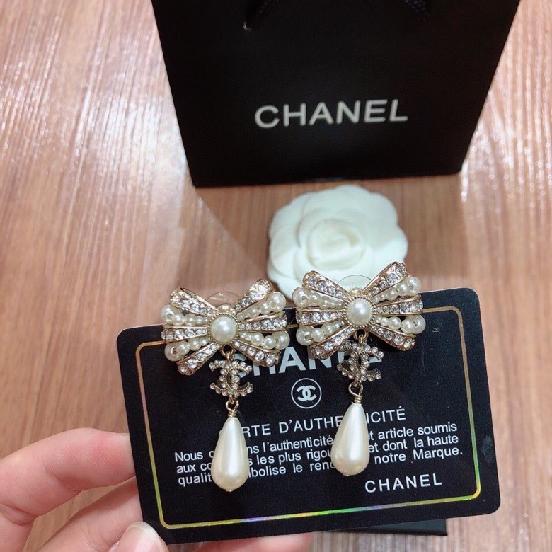 TOP CHANEL Pearl Bow Earrings