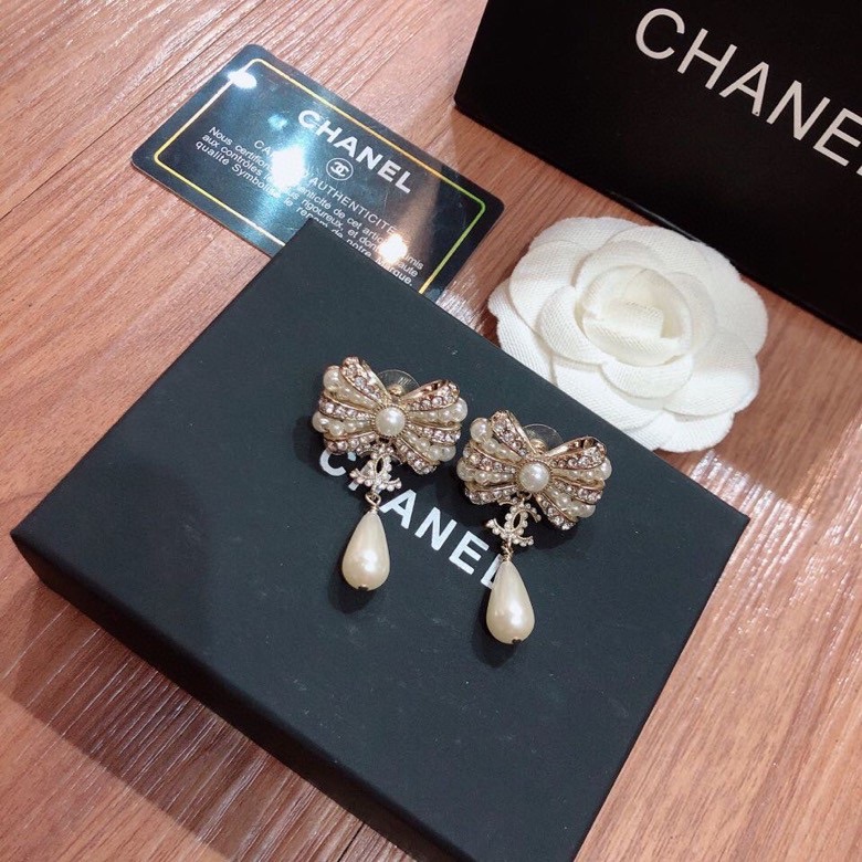 TOP CHANEL Pearl Bow Earrings