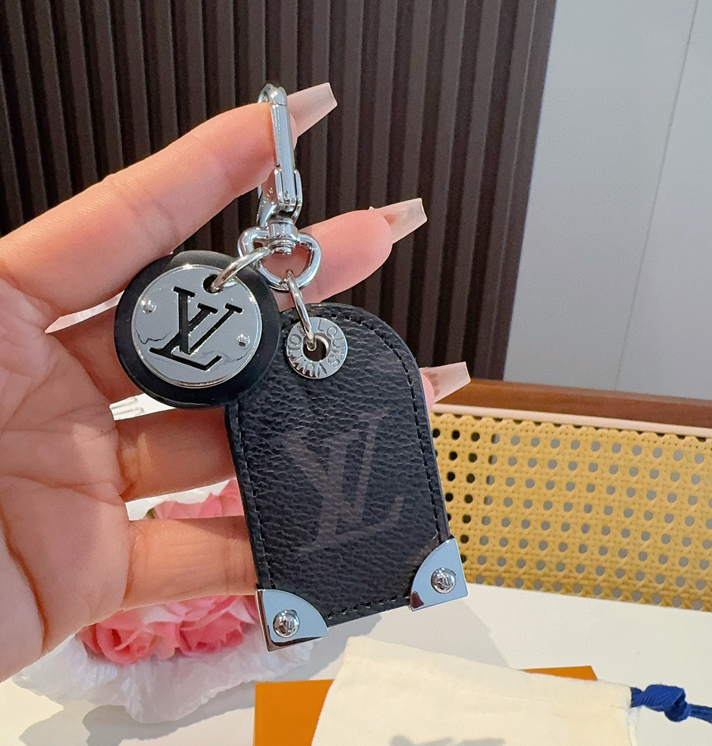 TOP Louis Vuitton LV Key Chain - 2 Colors