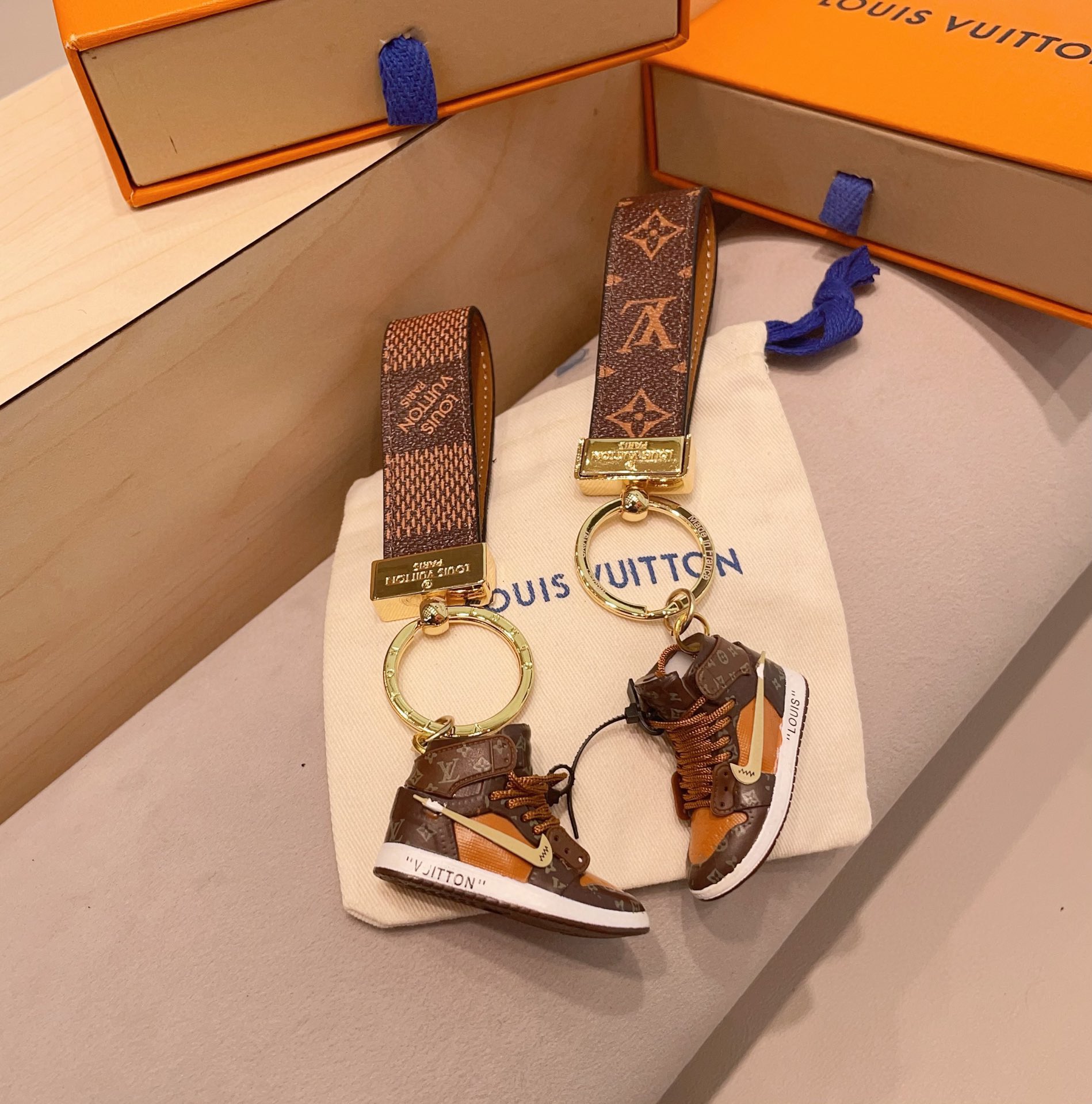TOP Louis Vuitton LV Nike Co-branded Mini Shoes Keychain