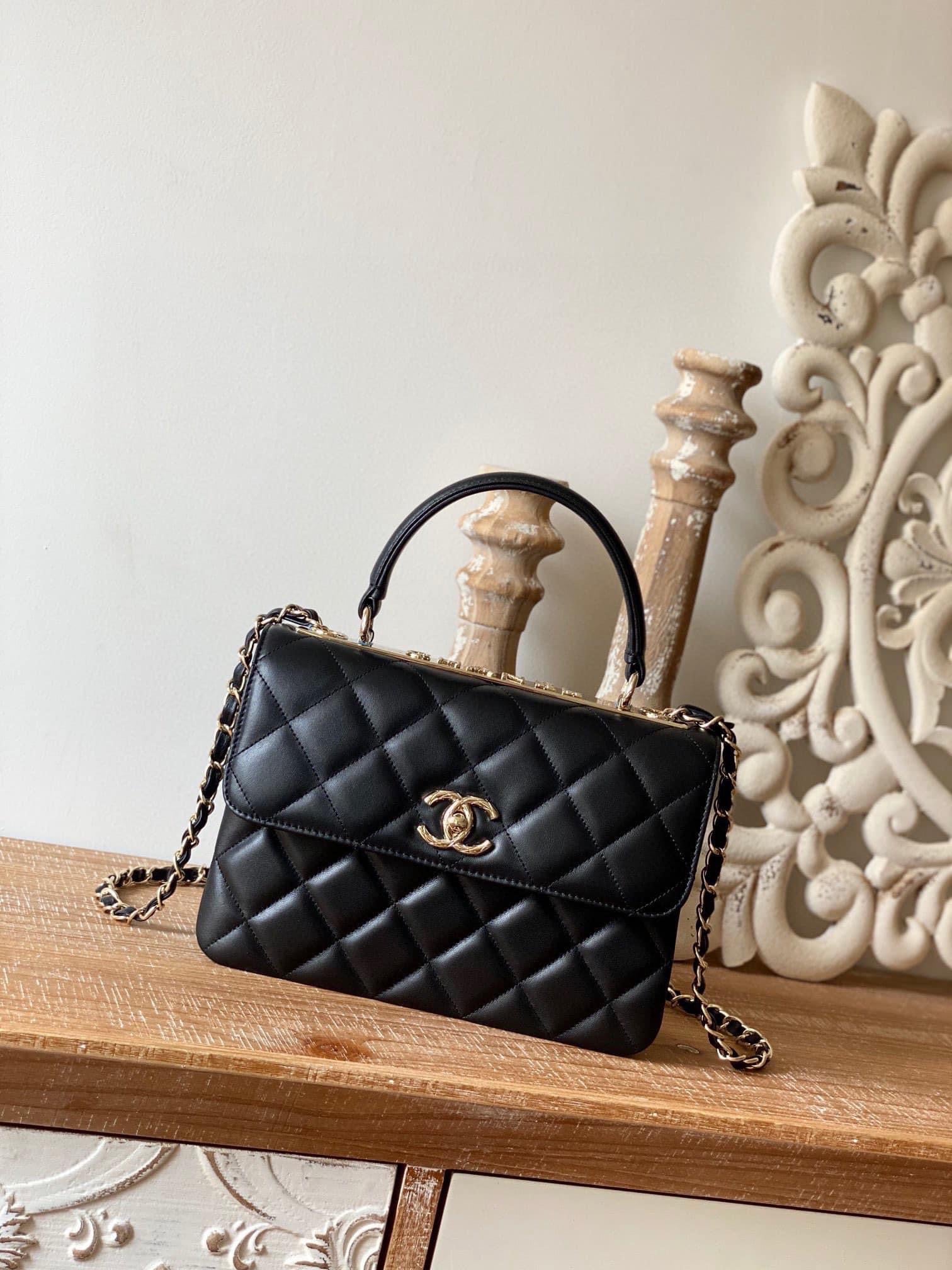 TOP CHANEL Trendy Bag Raised Logo - Black