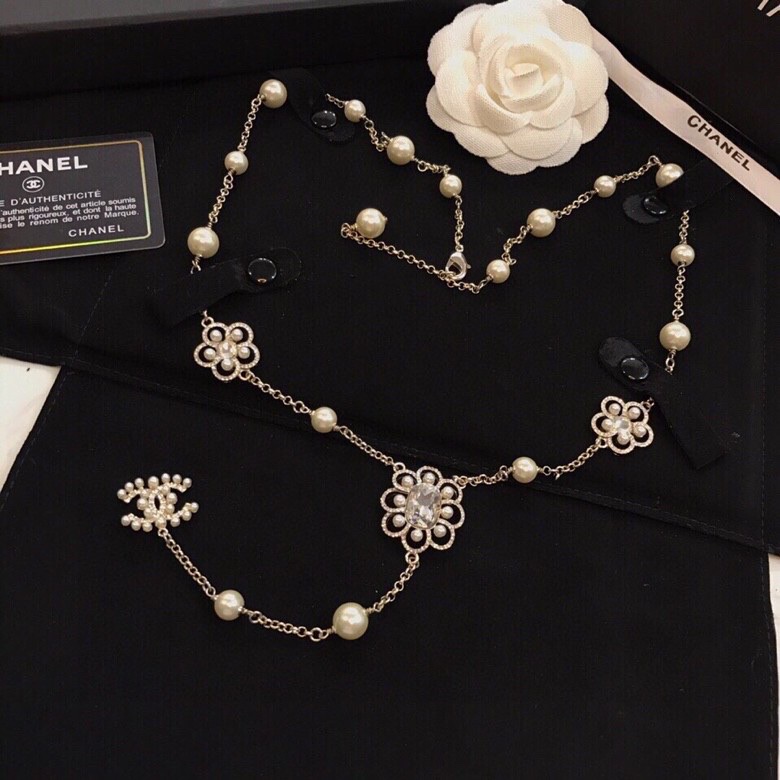 TOP CHANEL Double C Pearl Sweater Chain Necklace