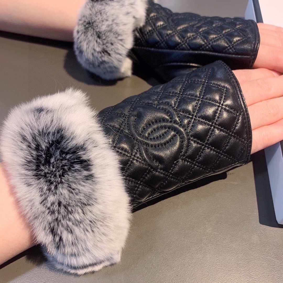 TOP CHANEL Gloves - Black
