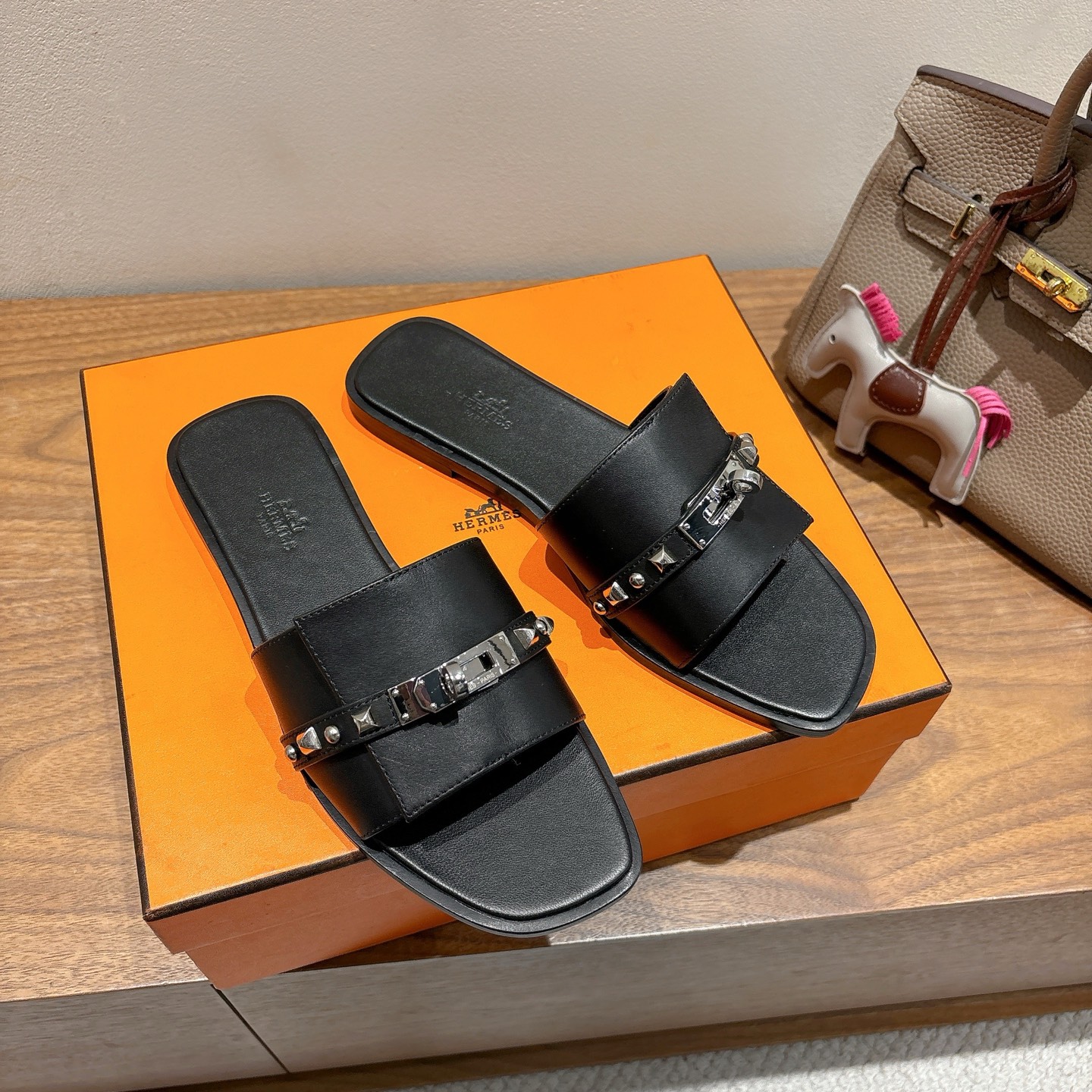 TOP HERMES Slippers- Black
