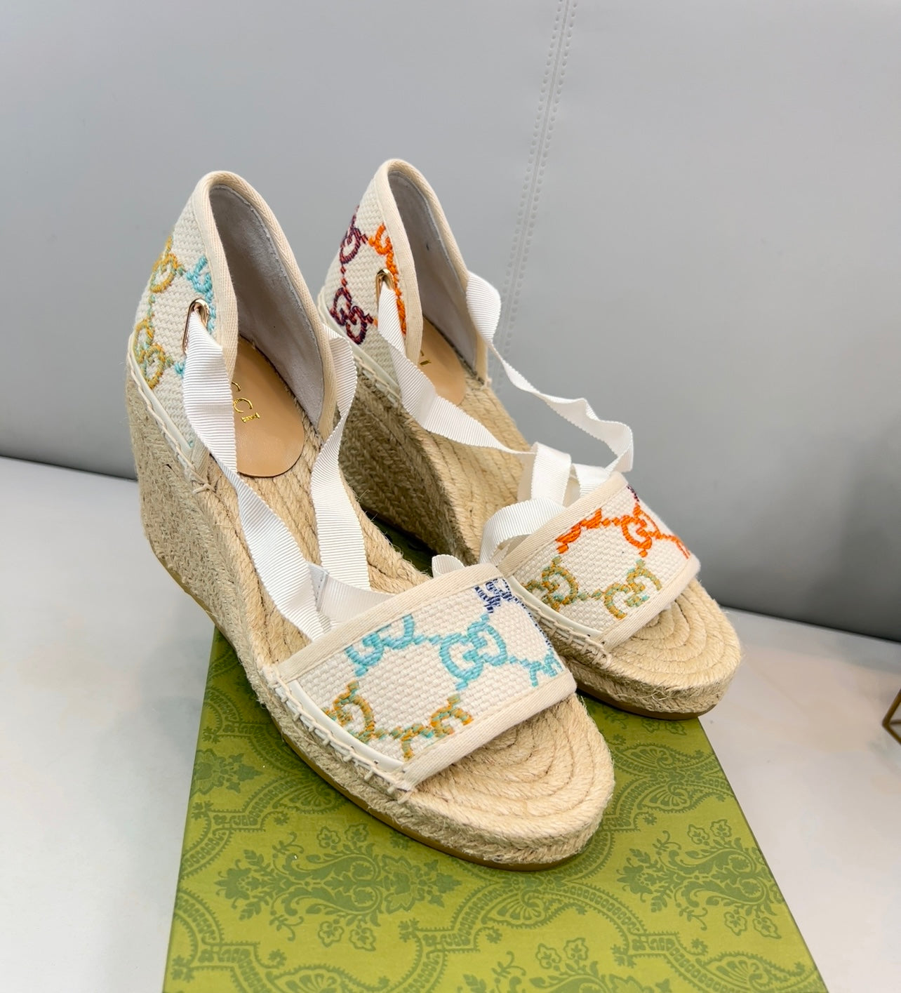 TOP GUCCI G*G Platform Espadrilles Samdals - Multi Color