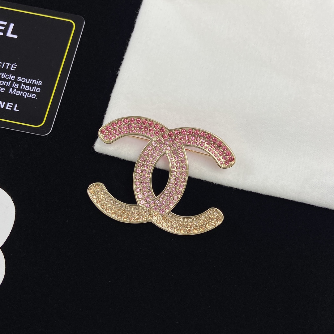 TOP CHANEL Metallic Gradient Pink Diamond Brooch - Gold