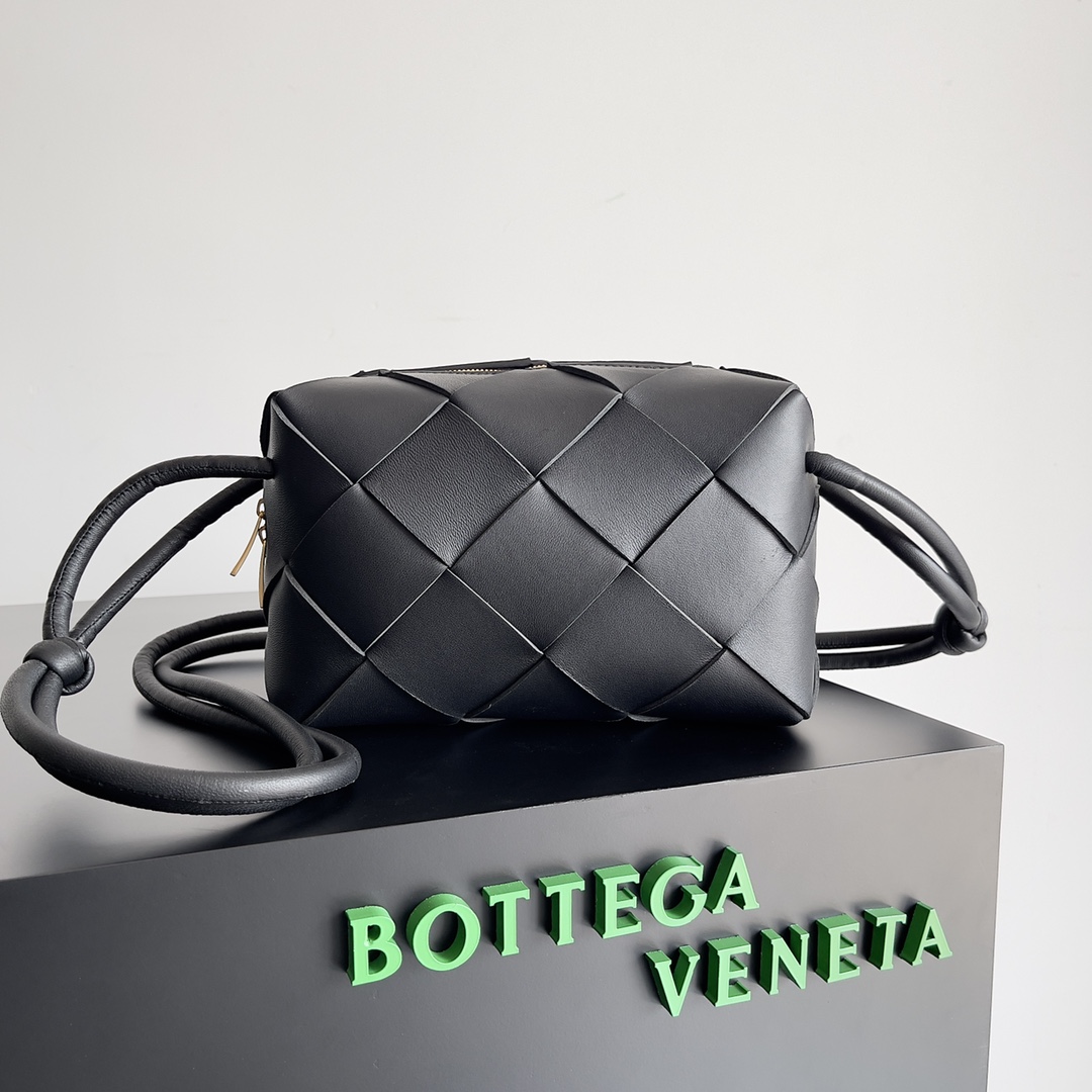 TOP Bottega Veneta BV Cassette Camera Bag 21x14x7 cm - Black