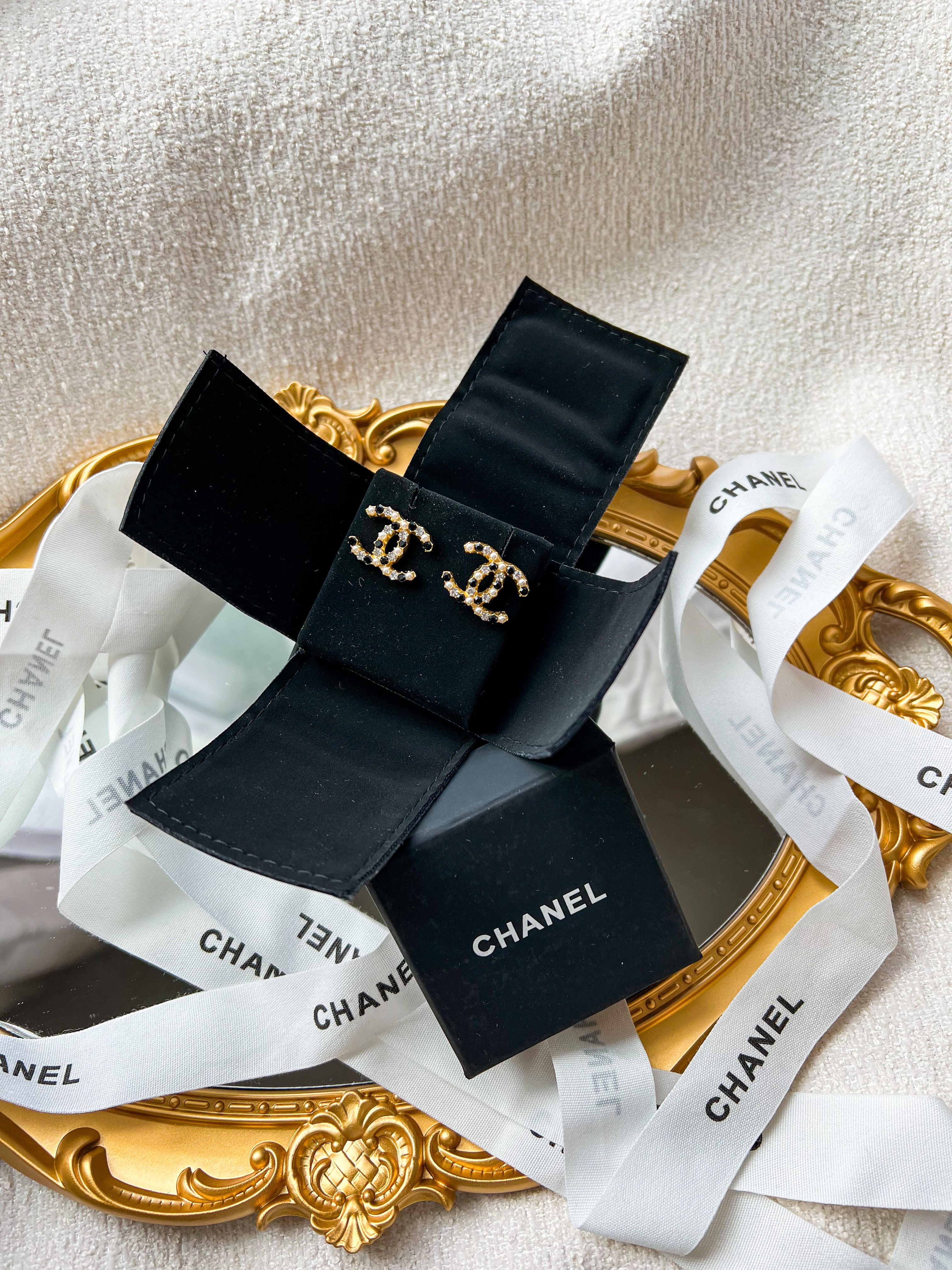 TOP CHANEL Stud Earrings w Black Stones