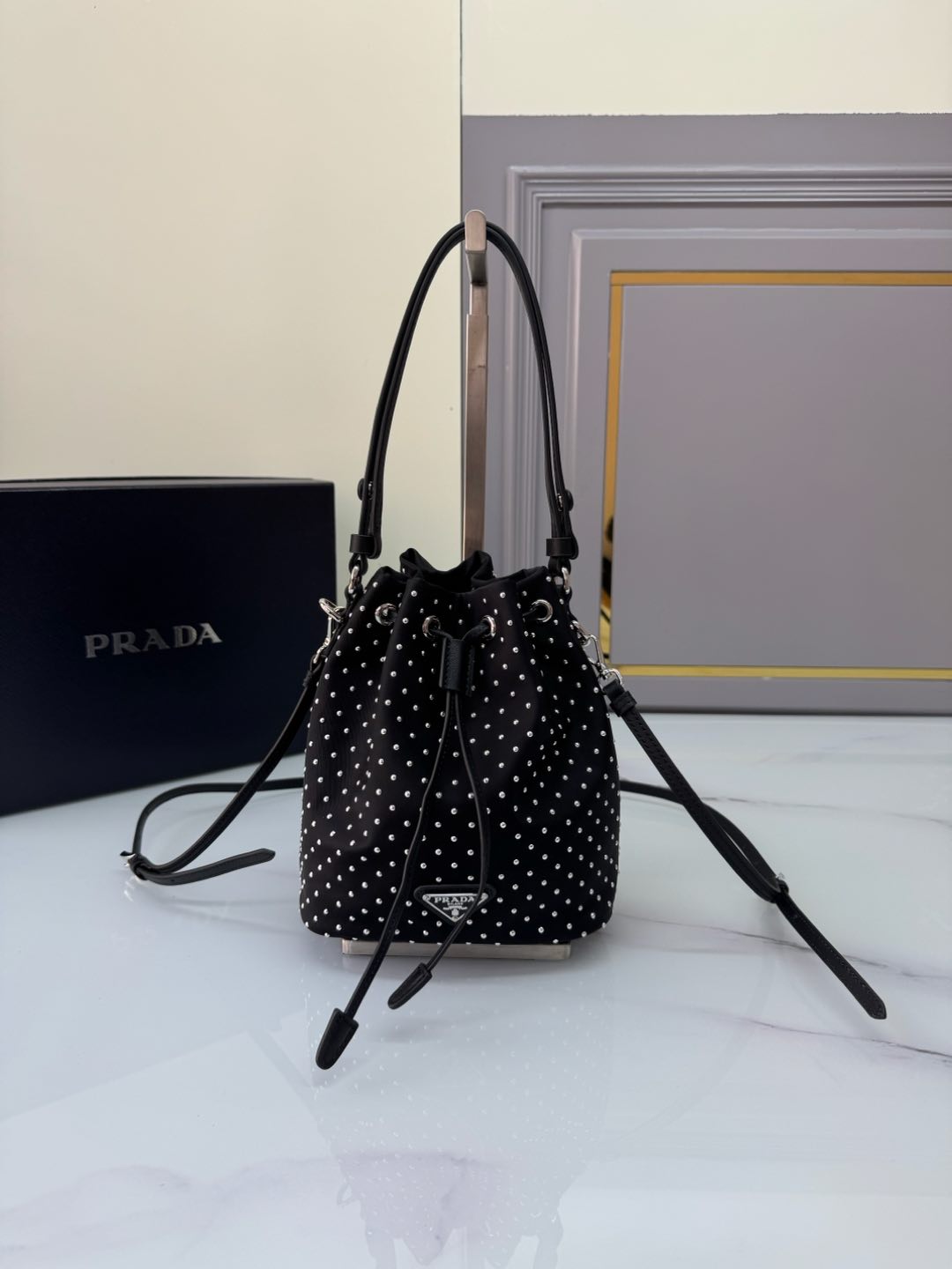 TOP PRADA Rivet Bucket Bag 15.5x19.5x10cm - Black