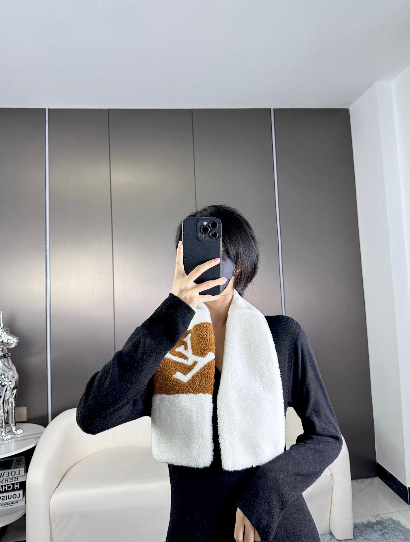 TOP Louis Vuitton LV Shearling Scarf 110x17cm - White