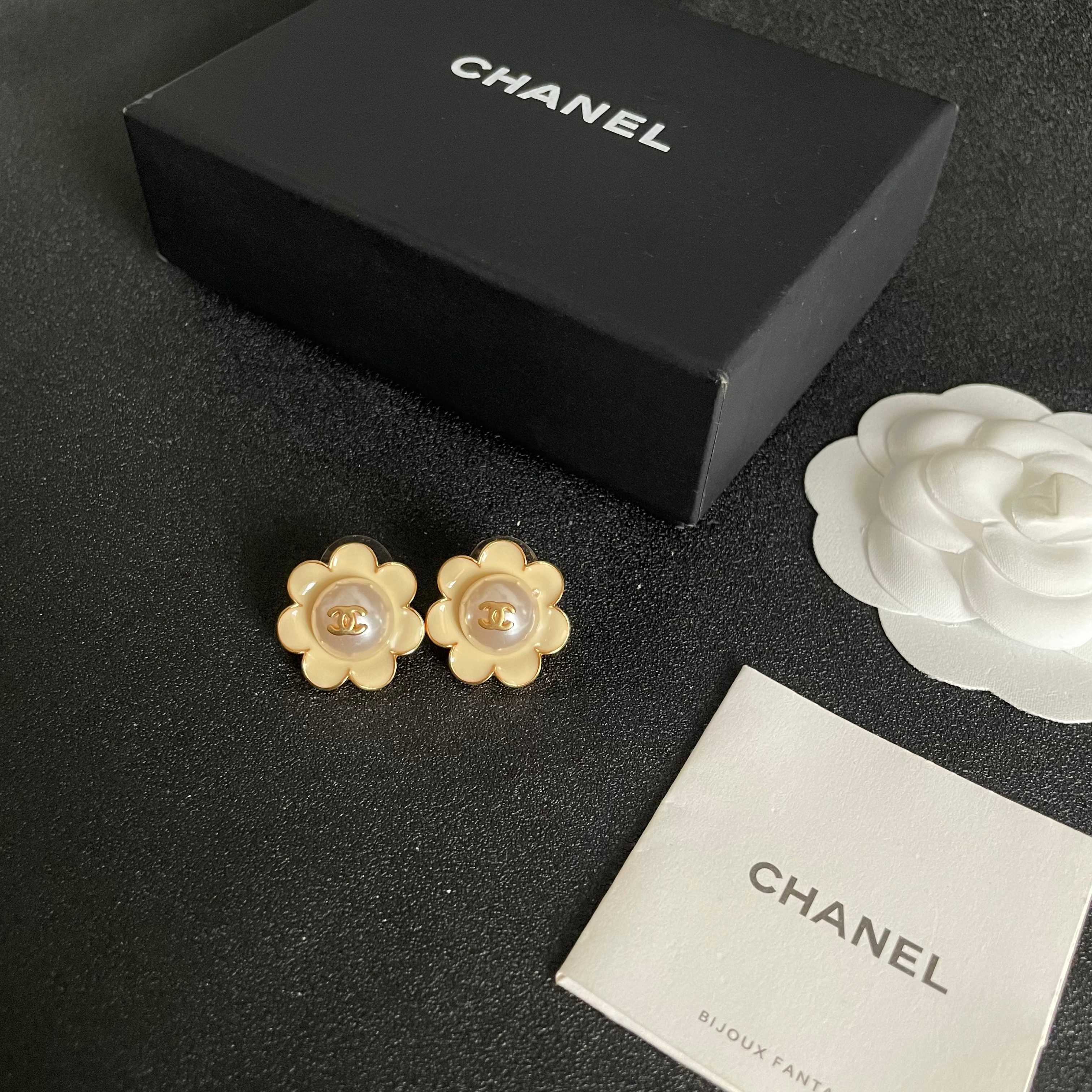 TOP CHANEL CC Earrings - White