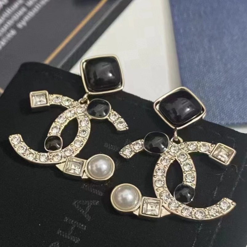 TOP CHANEL Black and White Diamond Alphabet Pearl Stud Earrings