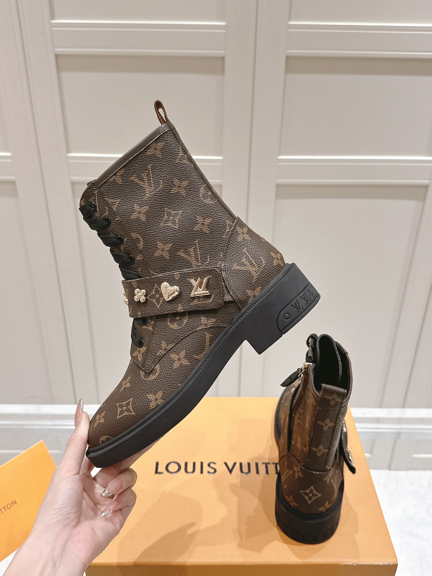 TOP Louis Vuitton LV Leather Boots with Circle LV Accessories - 3 Color