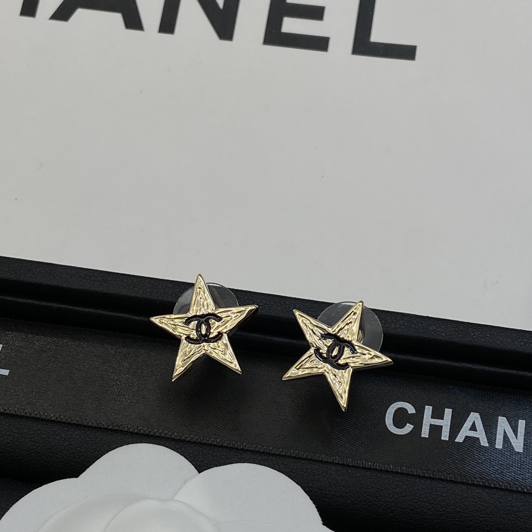 TOP CHANEL Star Shape Earrings - Gold