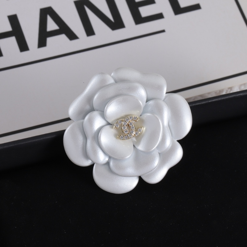TOP CHANEL CC Brooch - White