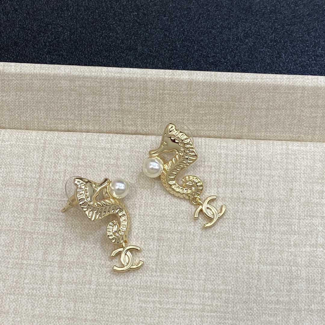TOP CHANEL Seahorse  Earrings- Gold