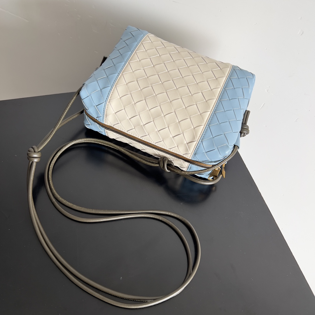 TOP Bottega Veneta BV Colorblock Loop Camera Bag 22x15.5x9cm - Blue and White