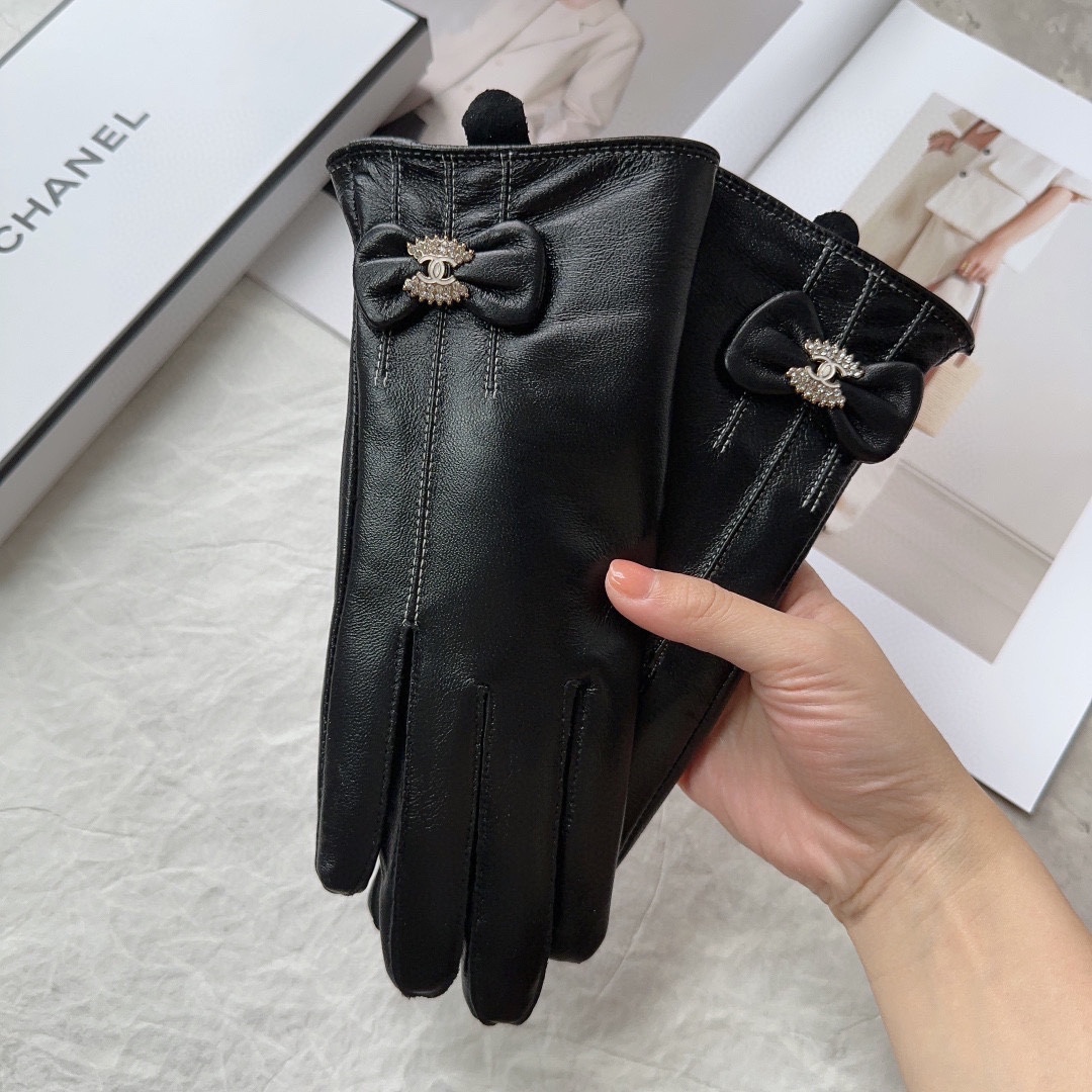 TOP CHANEL  First Grade Sheepskin Women's Gloves - Black