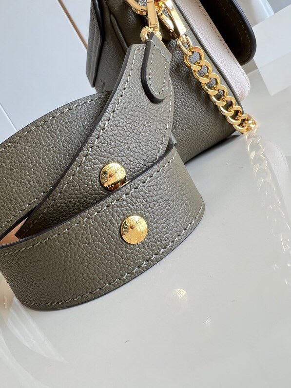 TOP Louis Vuitton LV L*V Lock Me Tender 13 x 8 x 19 cm- Khaki