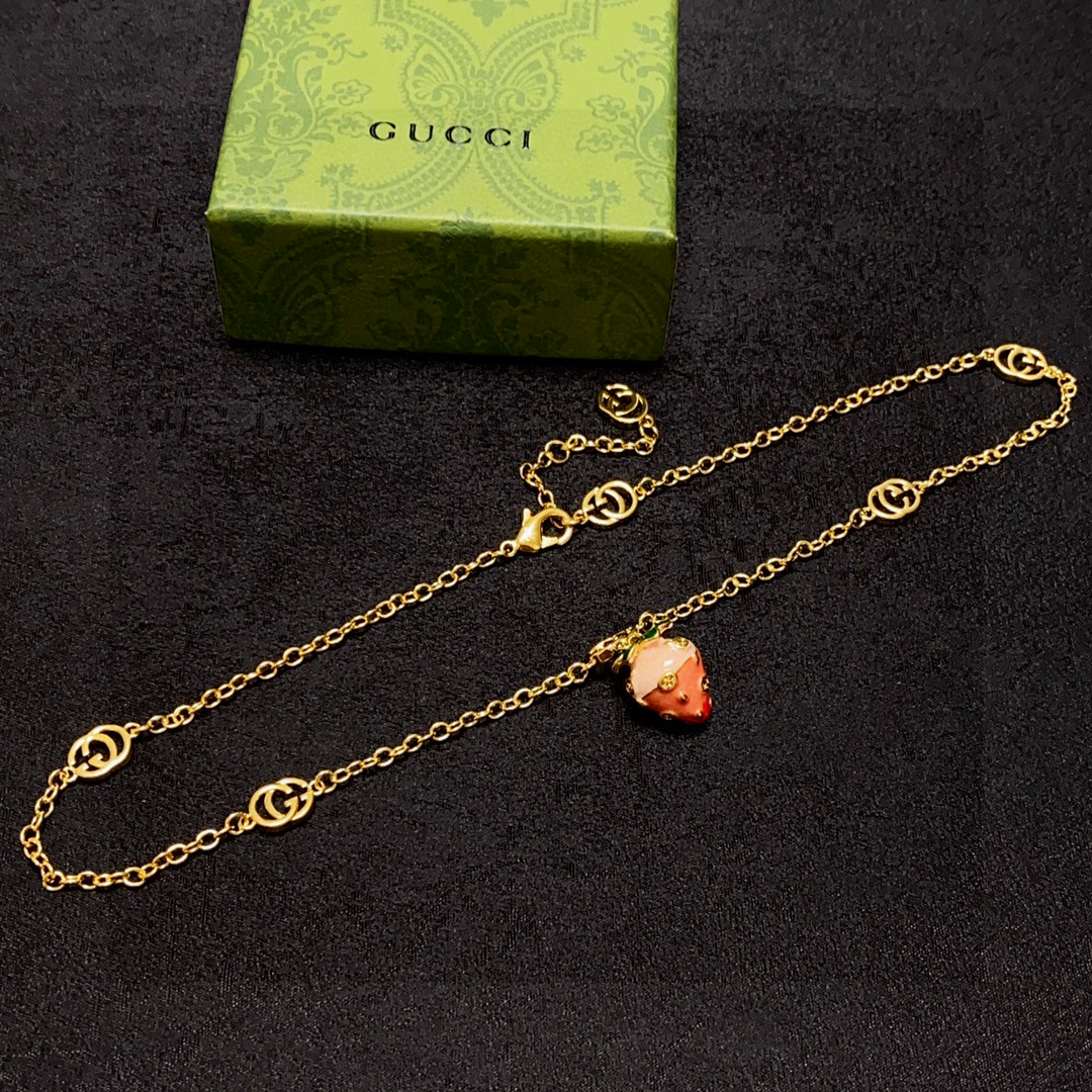 TOP GUCCI Strawberry Pendant Necklace