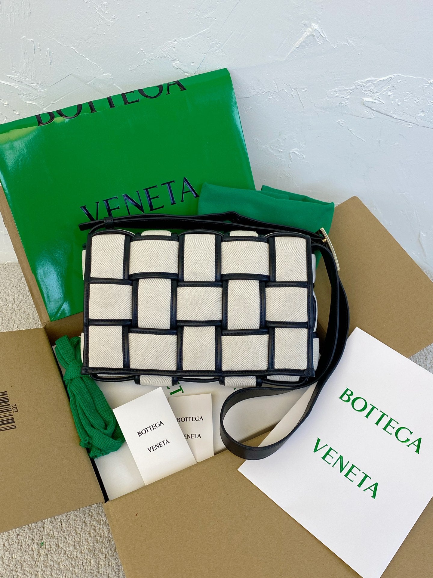 TOP Bottega Veneta BV BV Padded Cassette Bag - Natural/Black