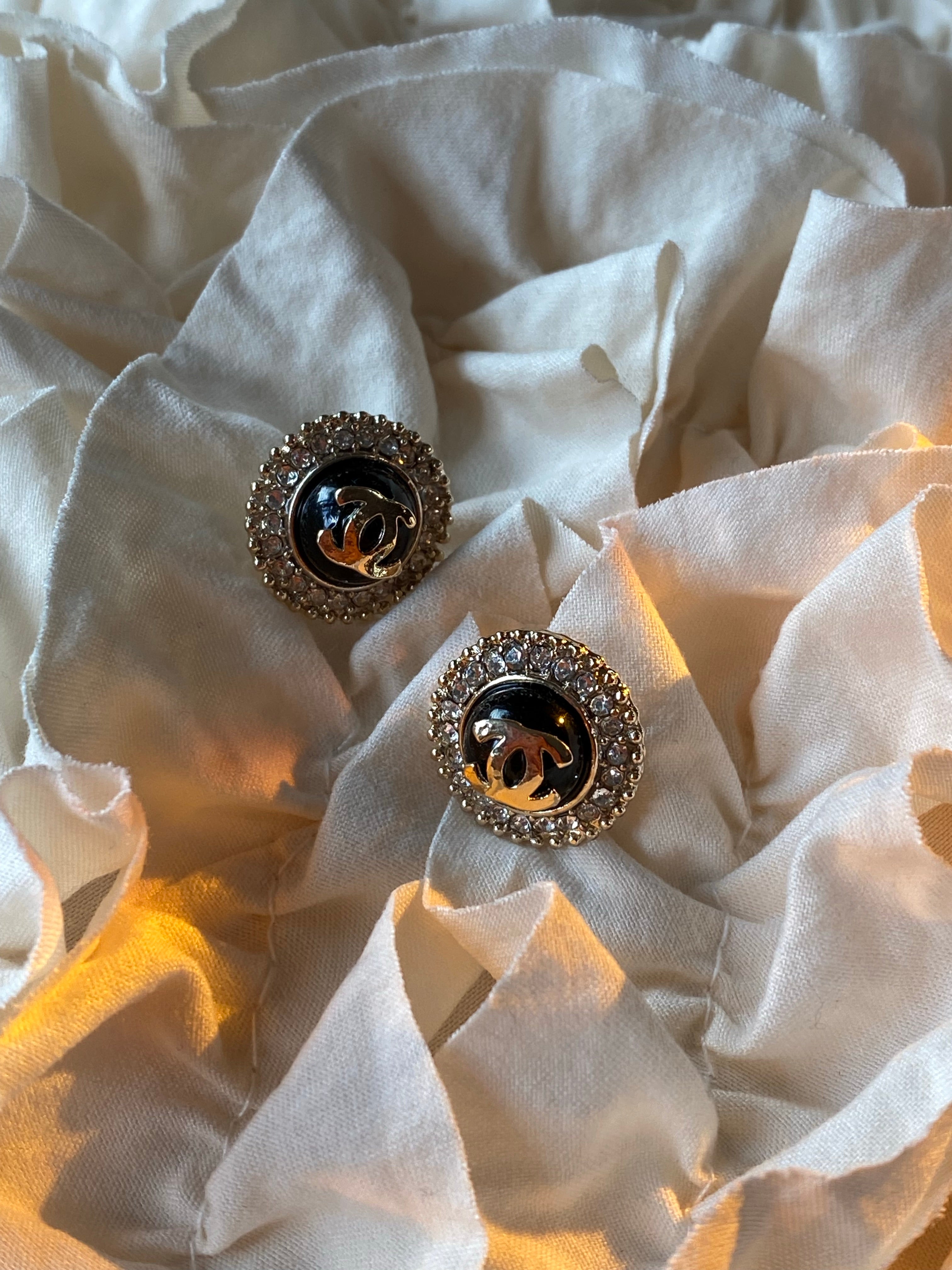 TOP CHANEL Lady Round Stud Earrings