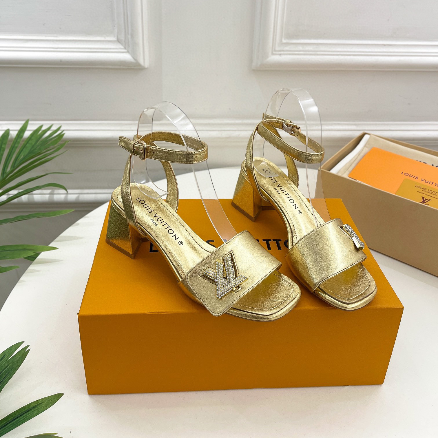 Louis Vuitton LV Patent Leather Thick And Cool Slide Sandal (Replica)