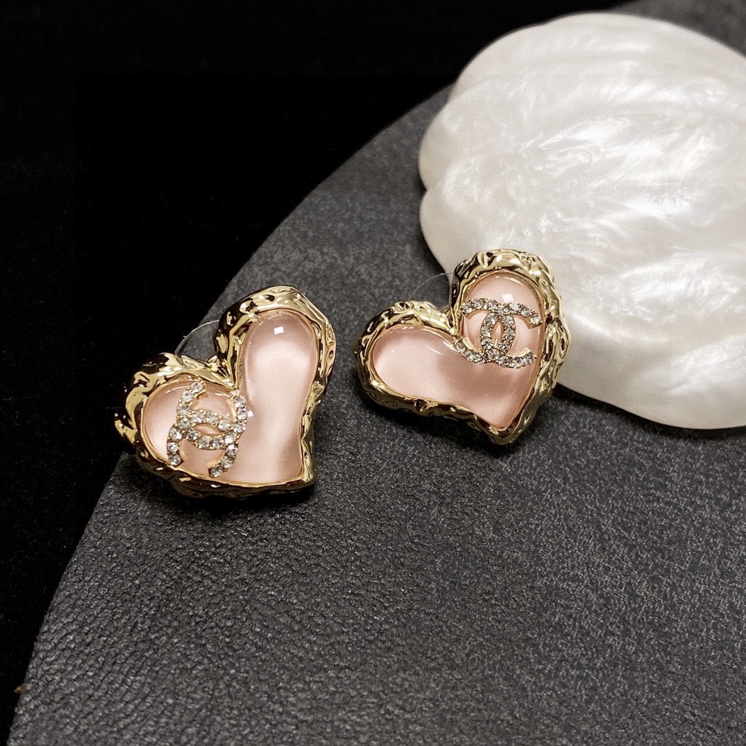 TOP CHANEL Classic Heart Stud Earrings - Pink