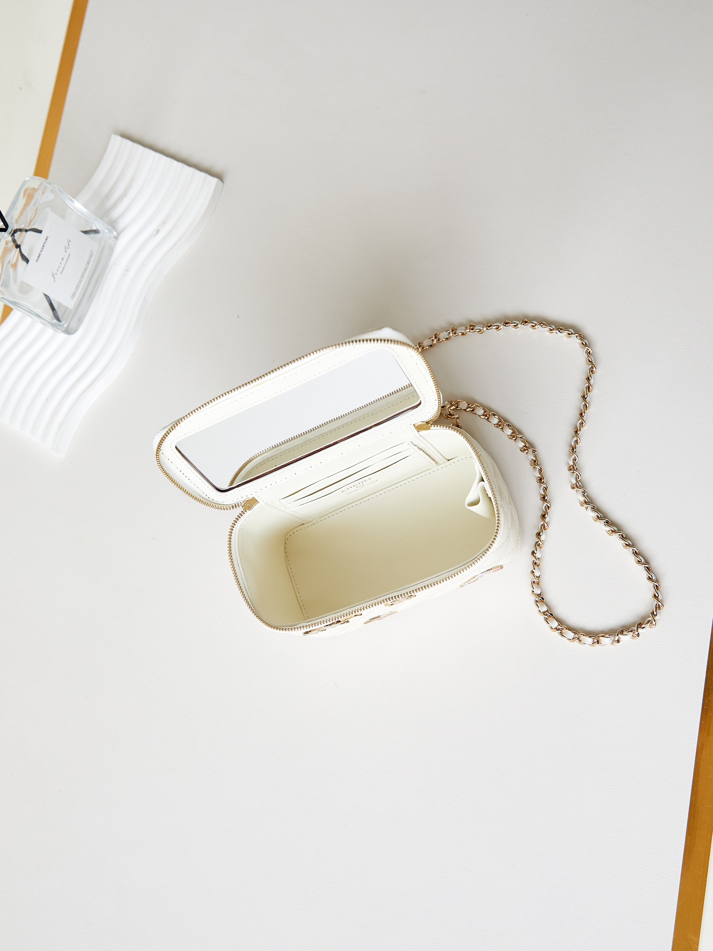 TOP CHANEL Small Badge Element 24c Box Bags 9.5×17×8cm - Black/Pink/White