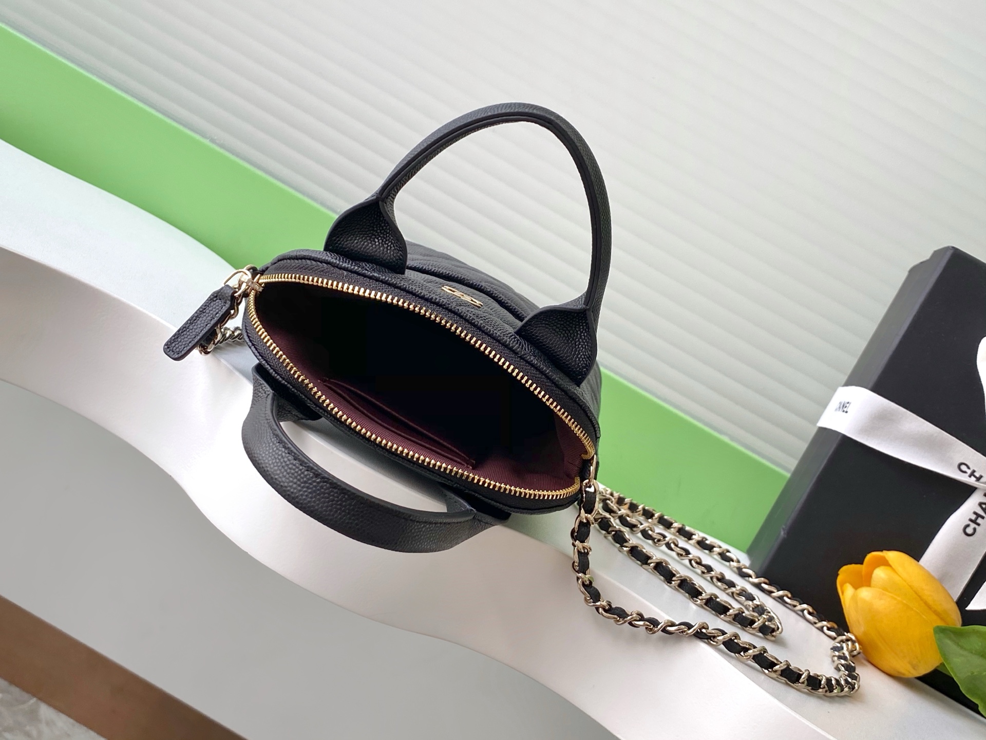 TOP CHANEL Shell Bag 18-17-6 cm - Black