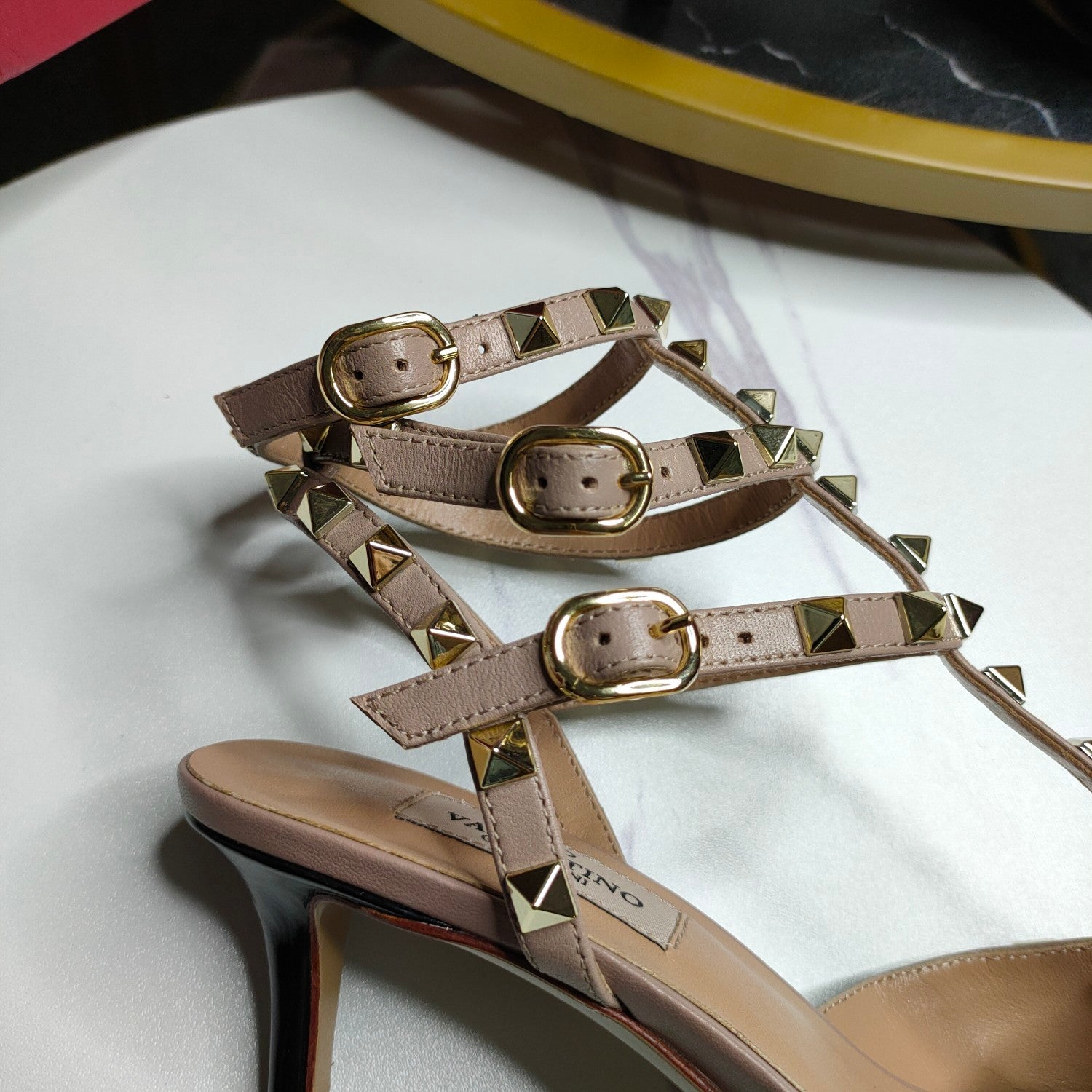 TOP VALENTINO  R0ckStud Nude T-Strap Patent Leather - Black