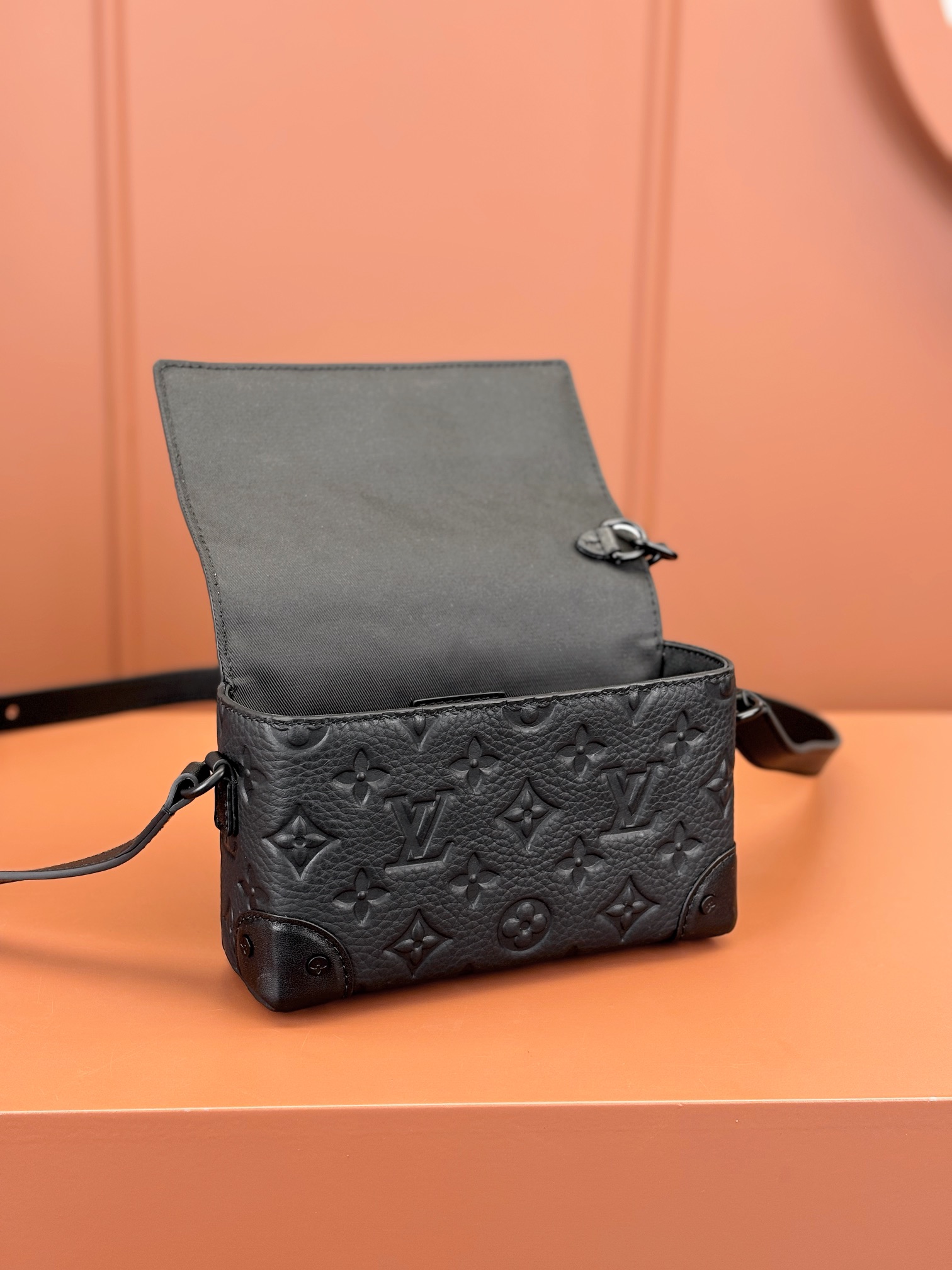 TOP Louis Vuitton LV Men's Bag 18x11x6.5cm - Black
