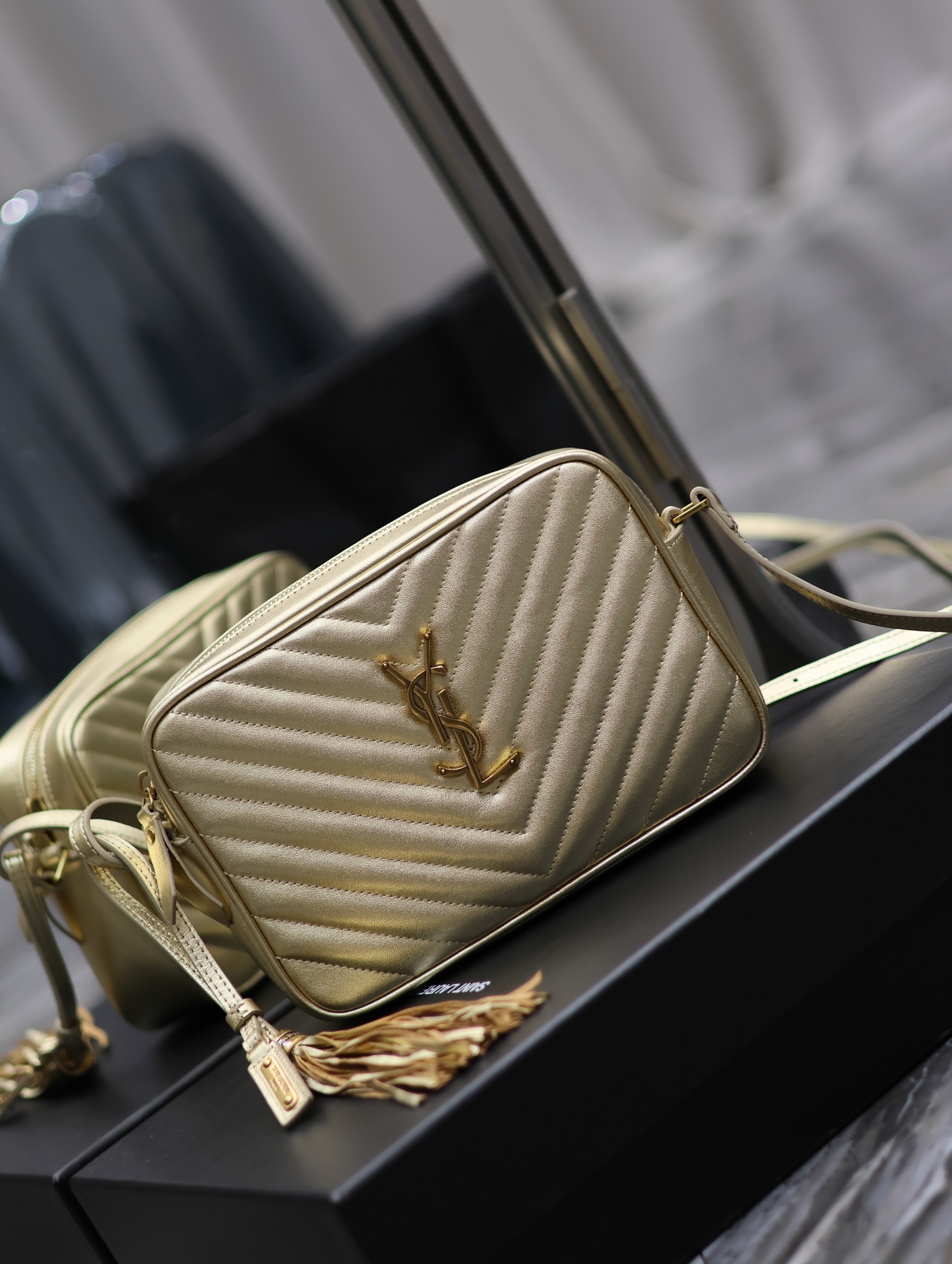 TOP Yves Saint Laurent YSL Lou Camera Bags - Gold