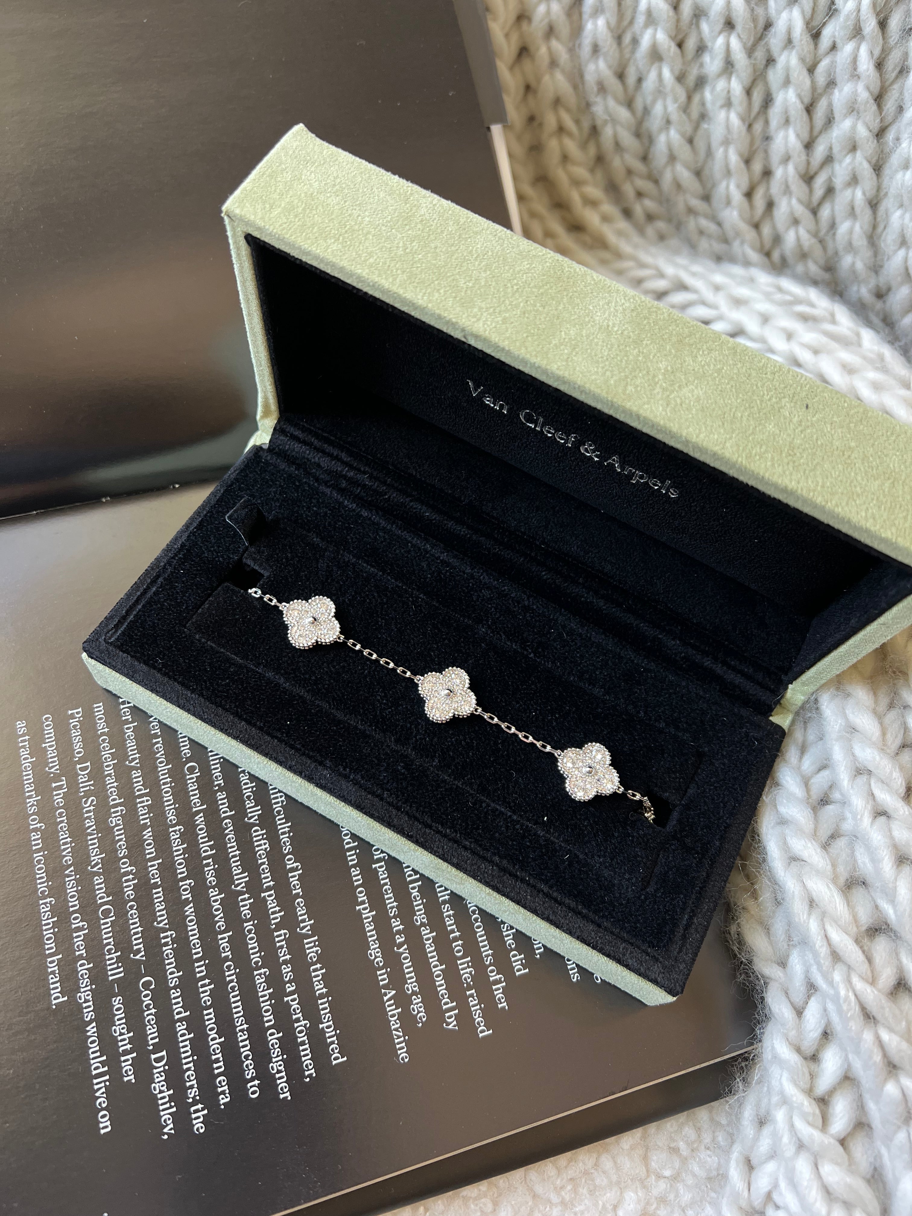 TOP Van Cleef & Arpels VCA Alhmabra 5 Motifs Stones Bracelet - Silver