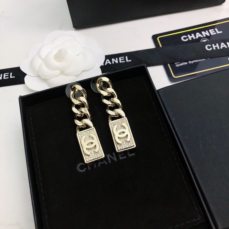 TOP CHANEL Chain Square Stud Earrings