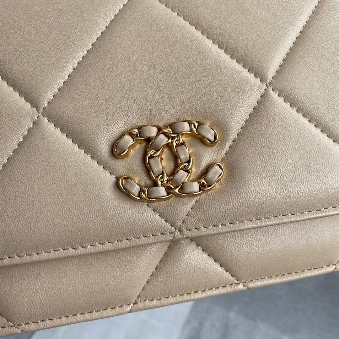 TOP CHANEL 19 WOC Bag - Beige