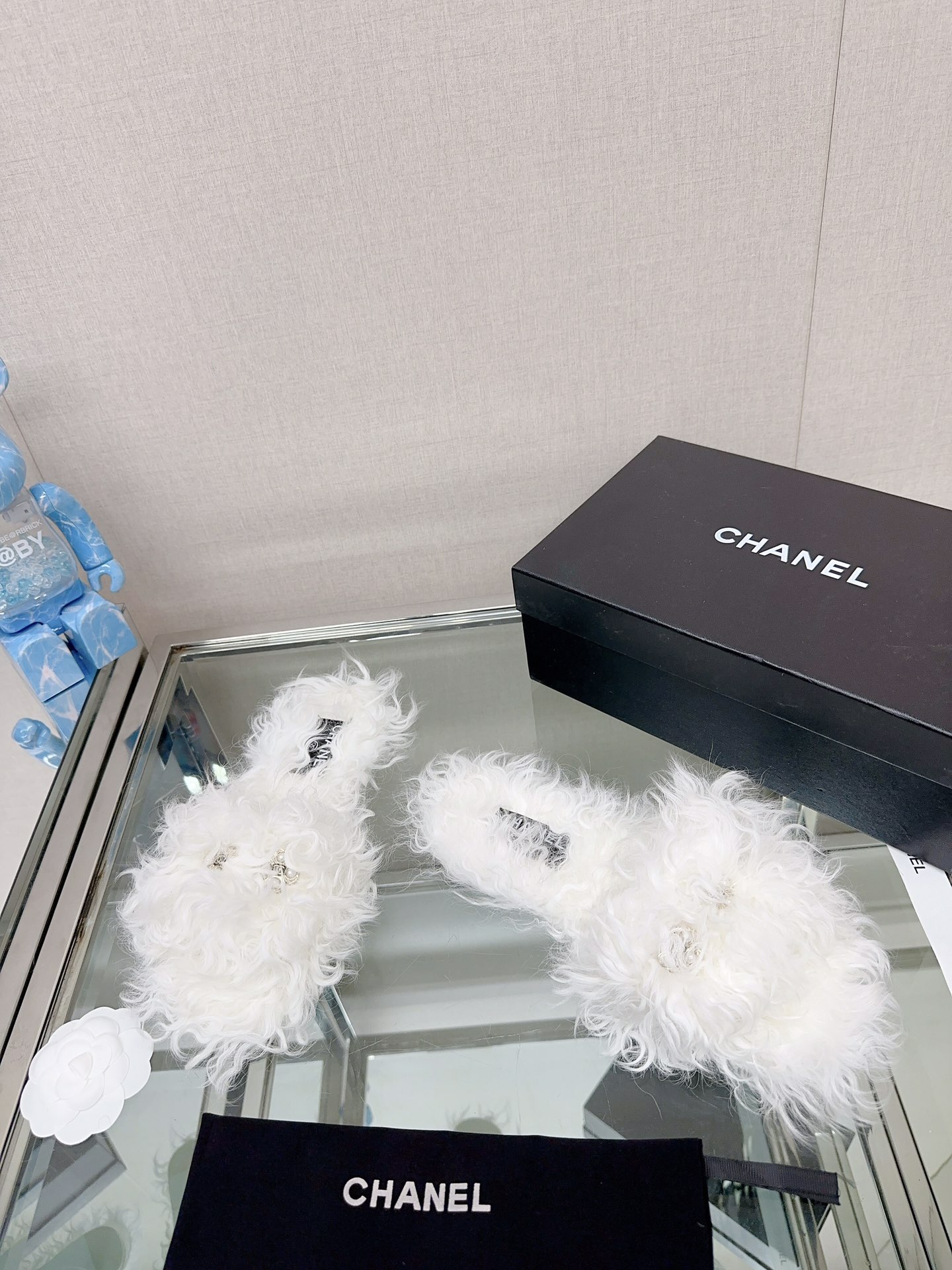 TOP CHANEL Pearl Buckle Plush Slippers - 3 Colour